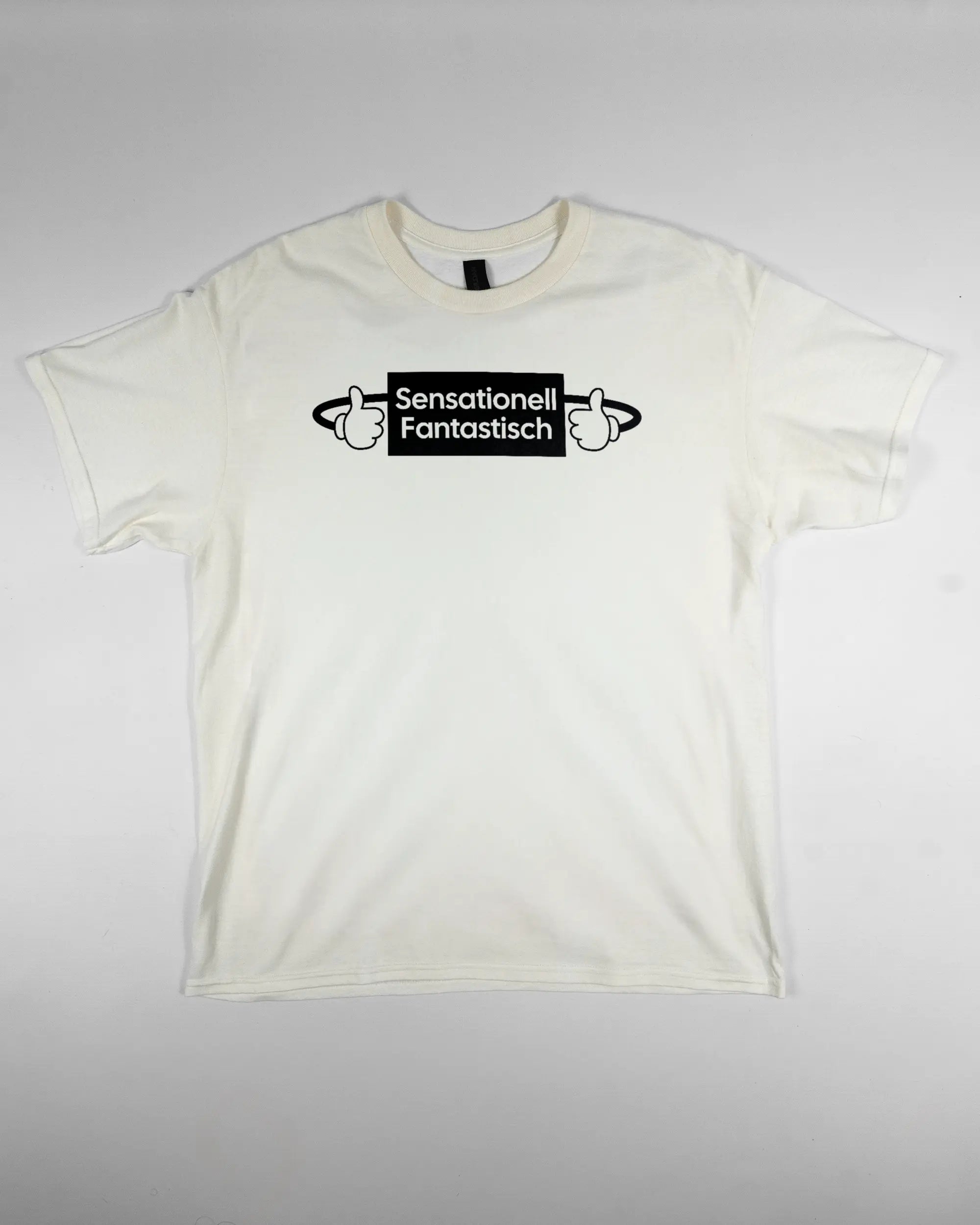 Vorderseite des Basic Unisex T-Shirt Regular von Maondo mit dem Design Fantastisch in der Farbe White und in der Größe L flach auf den Boden gelegt