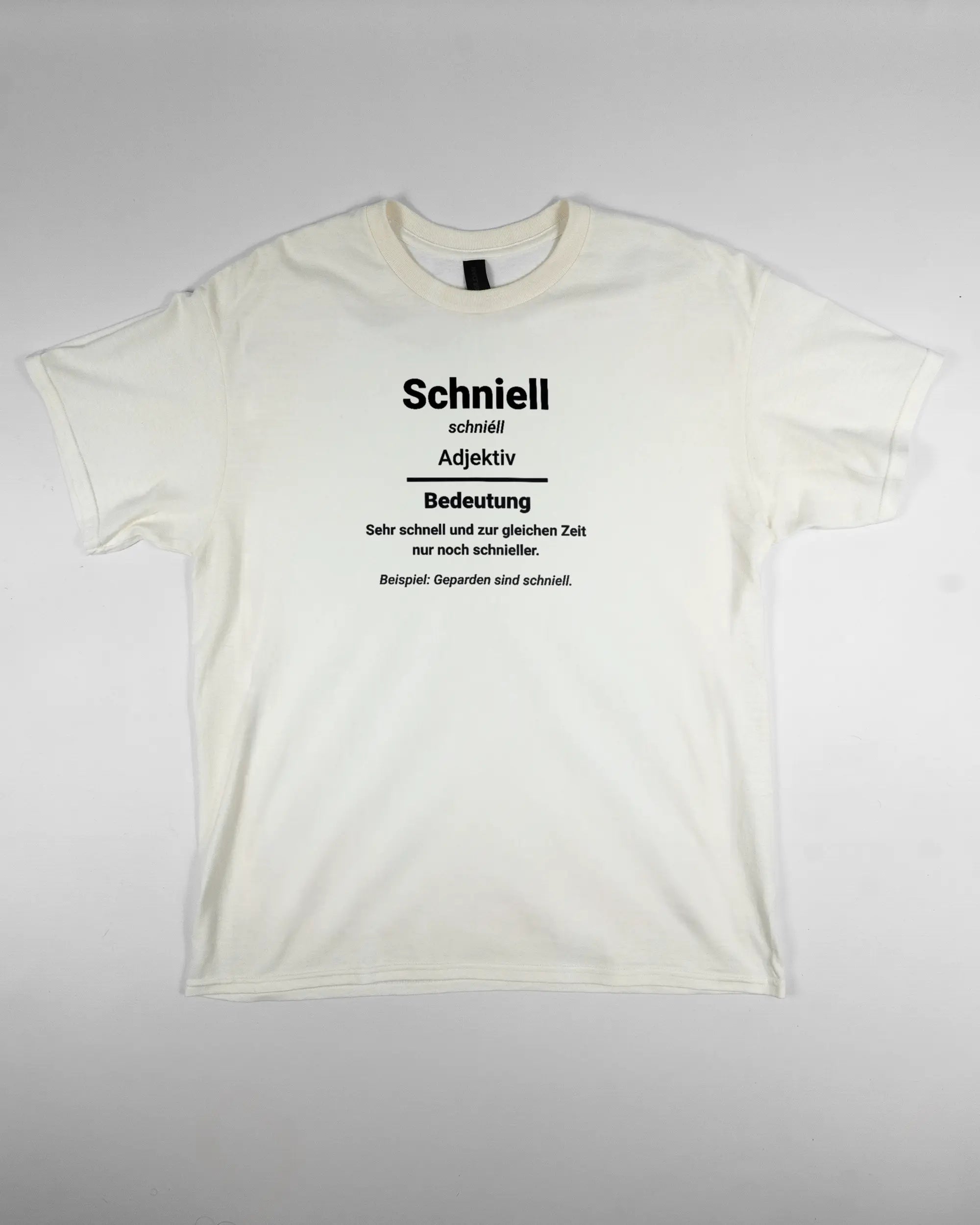 Vorderseite des Basic Unisex T-Shirt Regular von Maondo mit dem Design Schniell in der Farbe White und in der Größe L flach auf den Boden gelegt