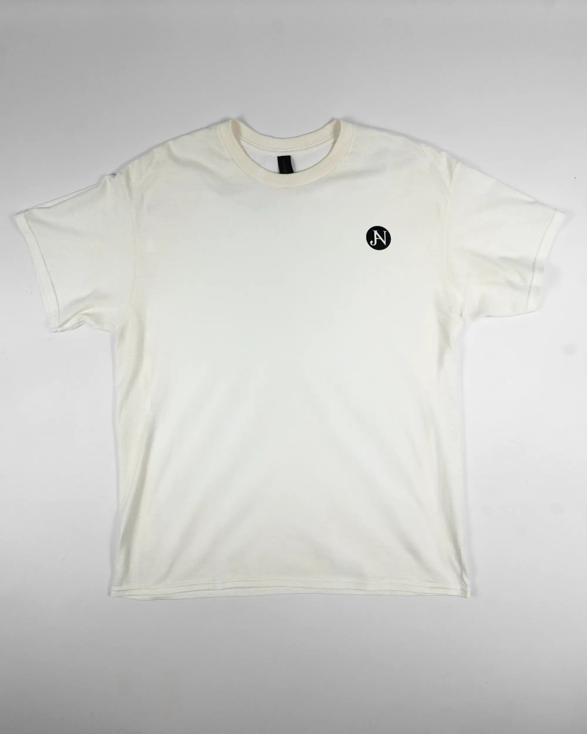 Vorderseite des Basic Unisex T-Shirt Regular von Maondo mit dem Design JB1 in der Farbe White und in der Größe L flach auf den Boden gelegt