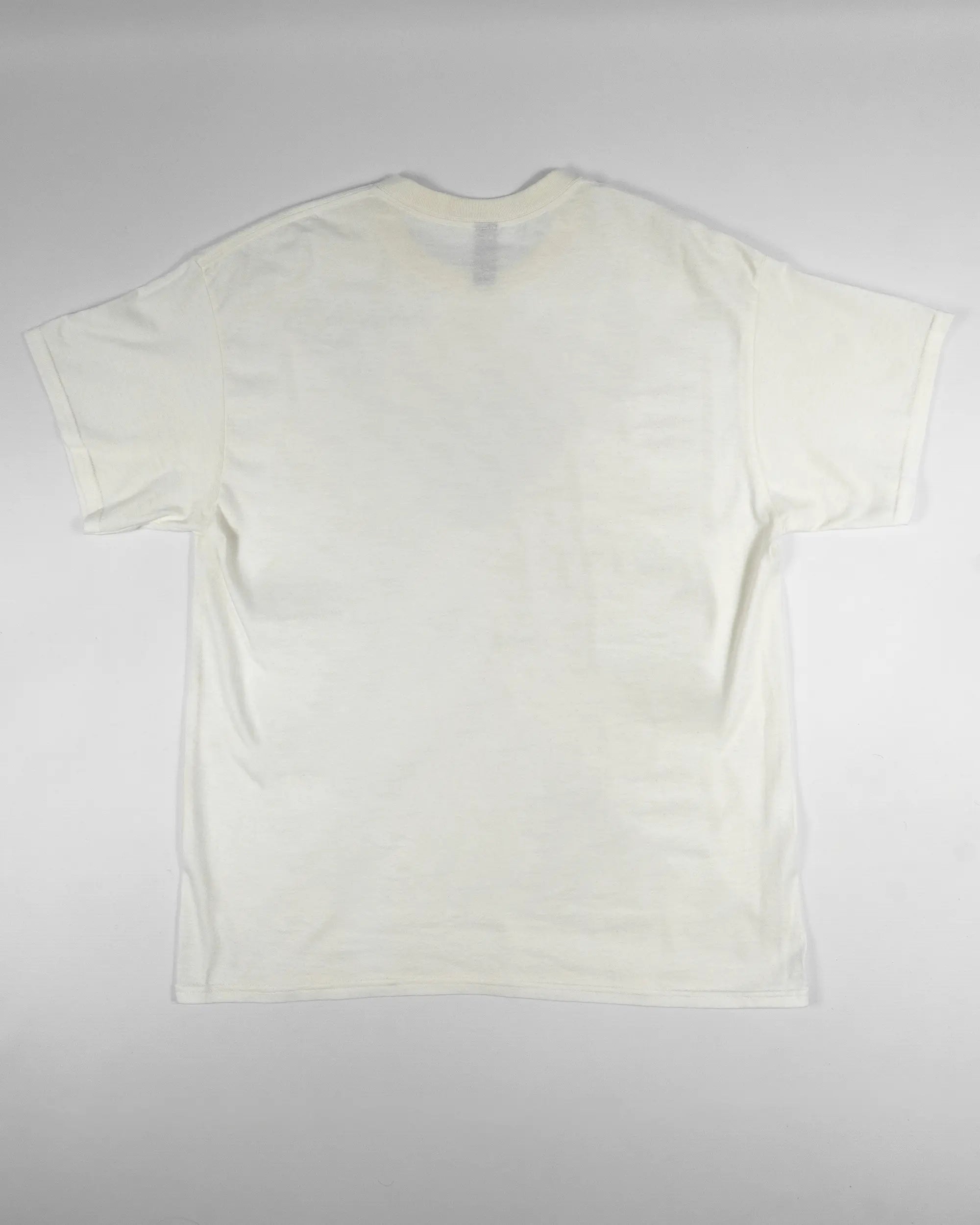Rückseite des Basic Unisex T-Shirt Regular von Maondo ohne Motiv in der Farbe White und in der Größe L flach auf den Boden gelegt
