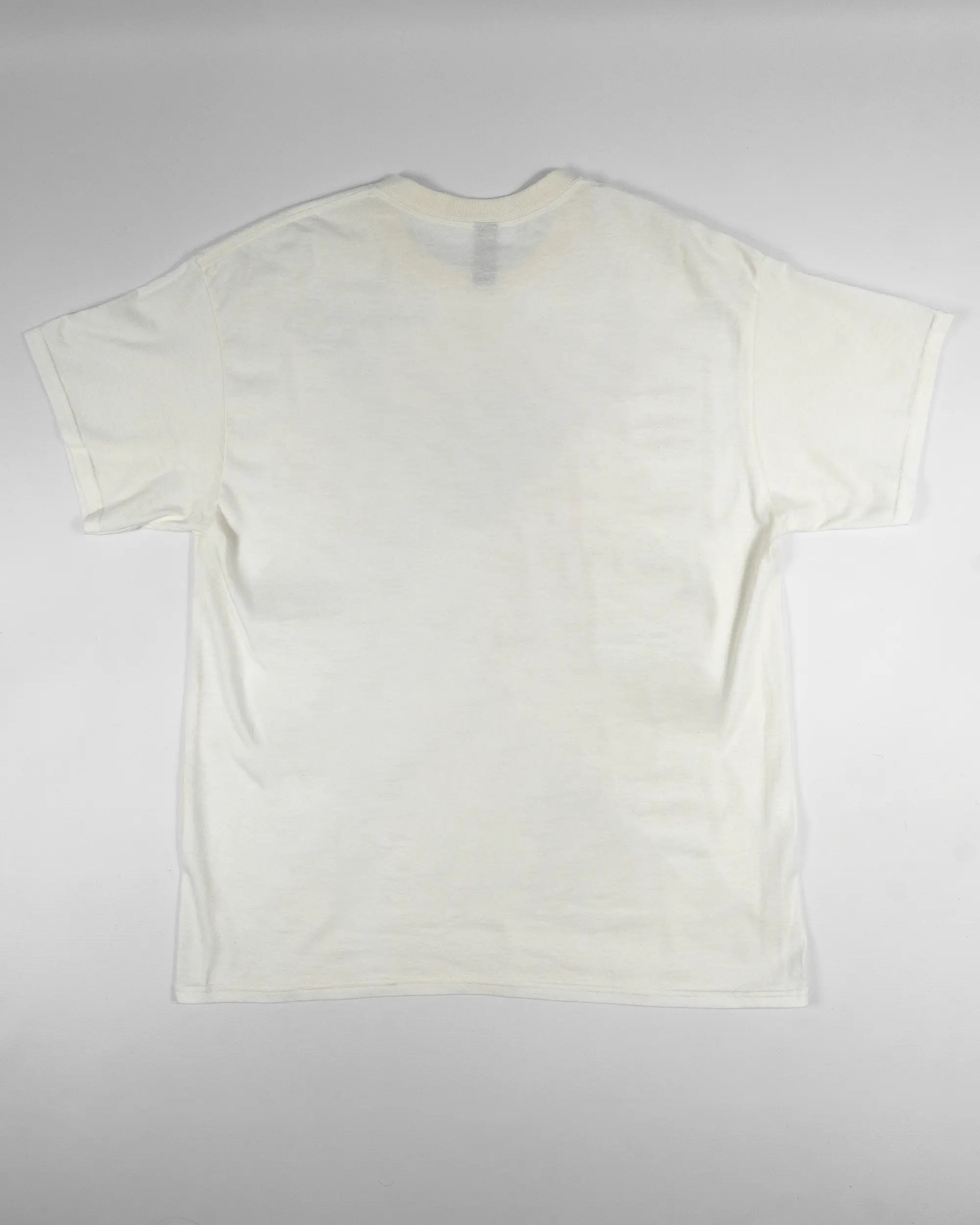 Rückseite des Basic Unisex T-Shirt Regular von Maondo ohne Motiv in der Farbe White und in der Größe L flach auf den Boden gelegt