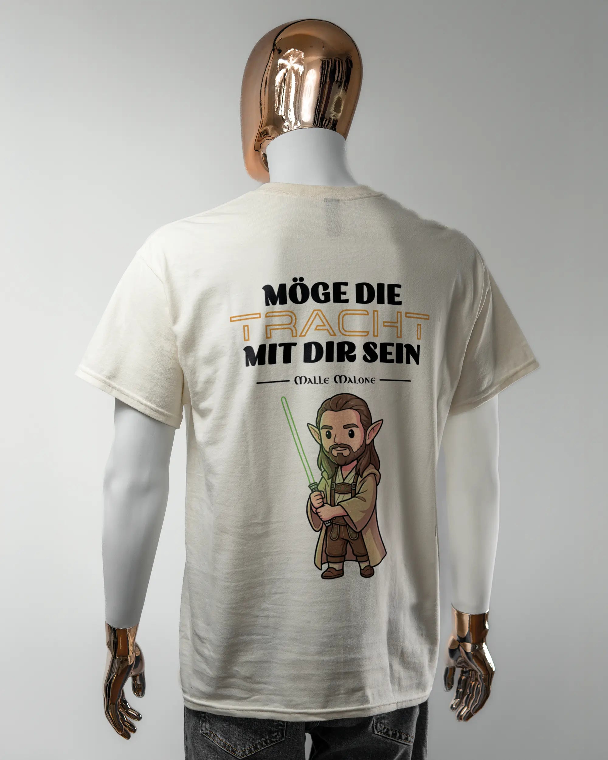 Rückseite des Basic Unisex T-Shirt Regular von Maondo mit dem Design Tracht mit dir in der Farbe White und in der Größe L getragen von einer maskulinen Puppe