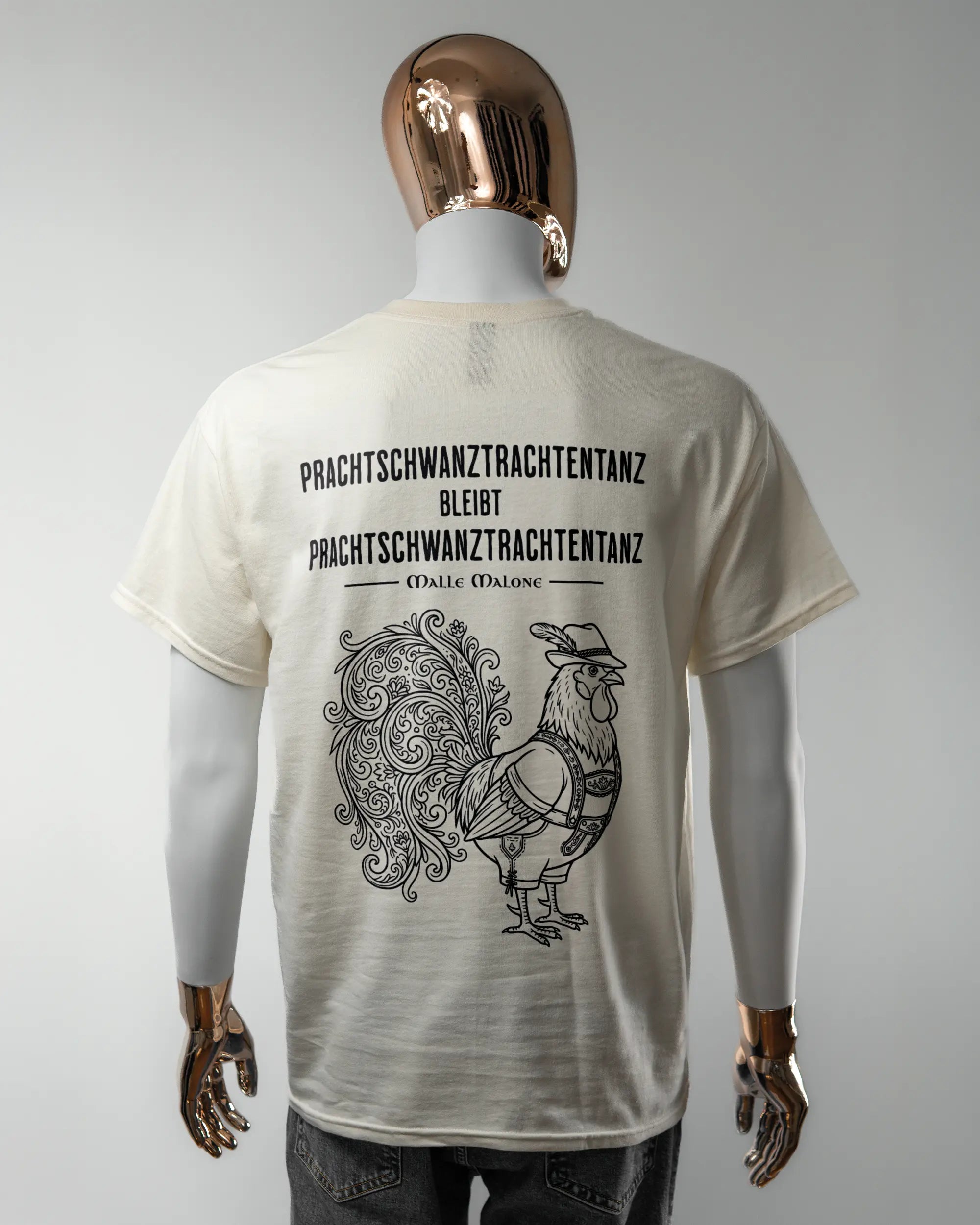Rückseite des Basic Unisex T-Shirt Regular von Maondo mit dem Design Trachtentanz in der Farbe White und in der Größe L getragen von einer maskulinen Puppe
