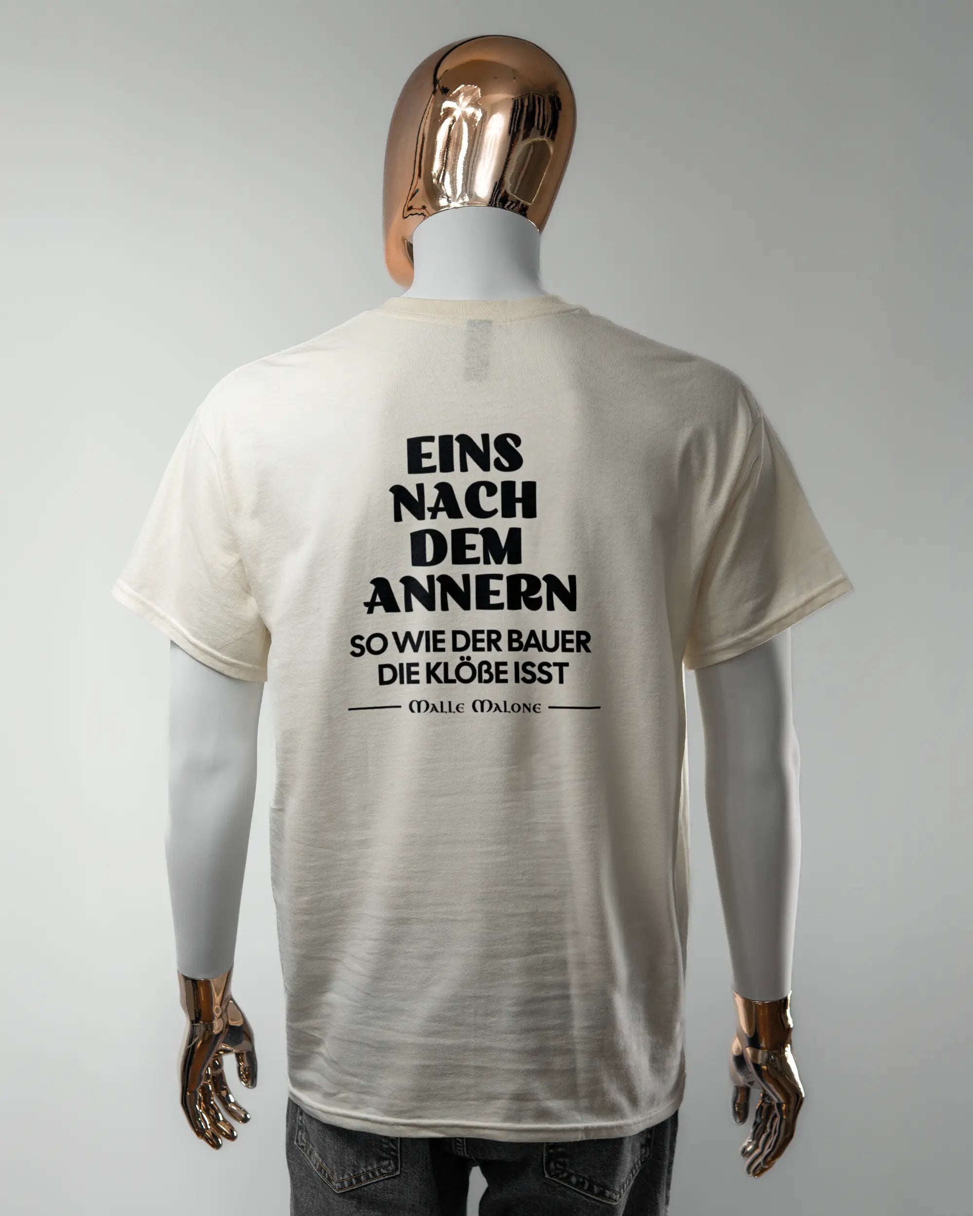 Rückseite des Basic Unisex T-Shirt Regular von Maondo mit dem Design Eins nach dem Annern in der Farbe White und in der Größe L getragen von einer maskulinen Puppe