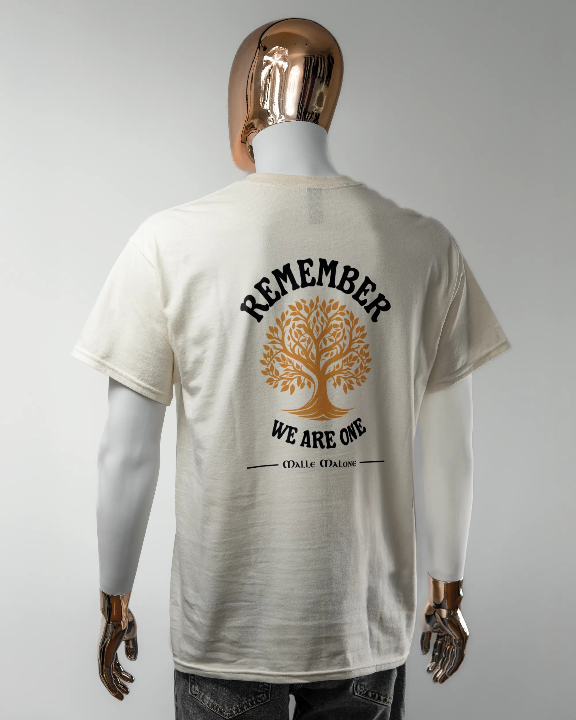 Rückseite des Basic Unisex T-Shirt Regular von Maondo mit dem Design We are one in der Farbe White und in der Größe L getragen von einer maskulinen Puppe
