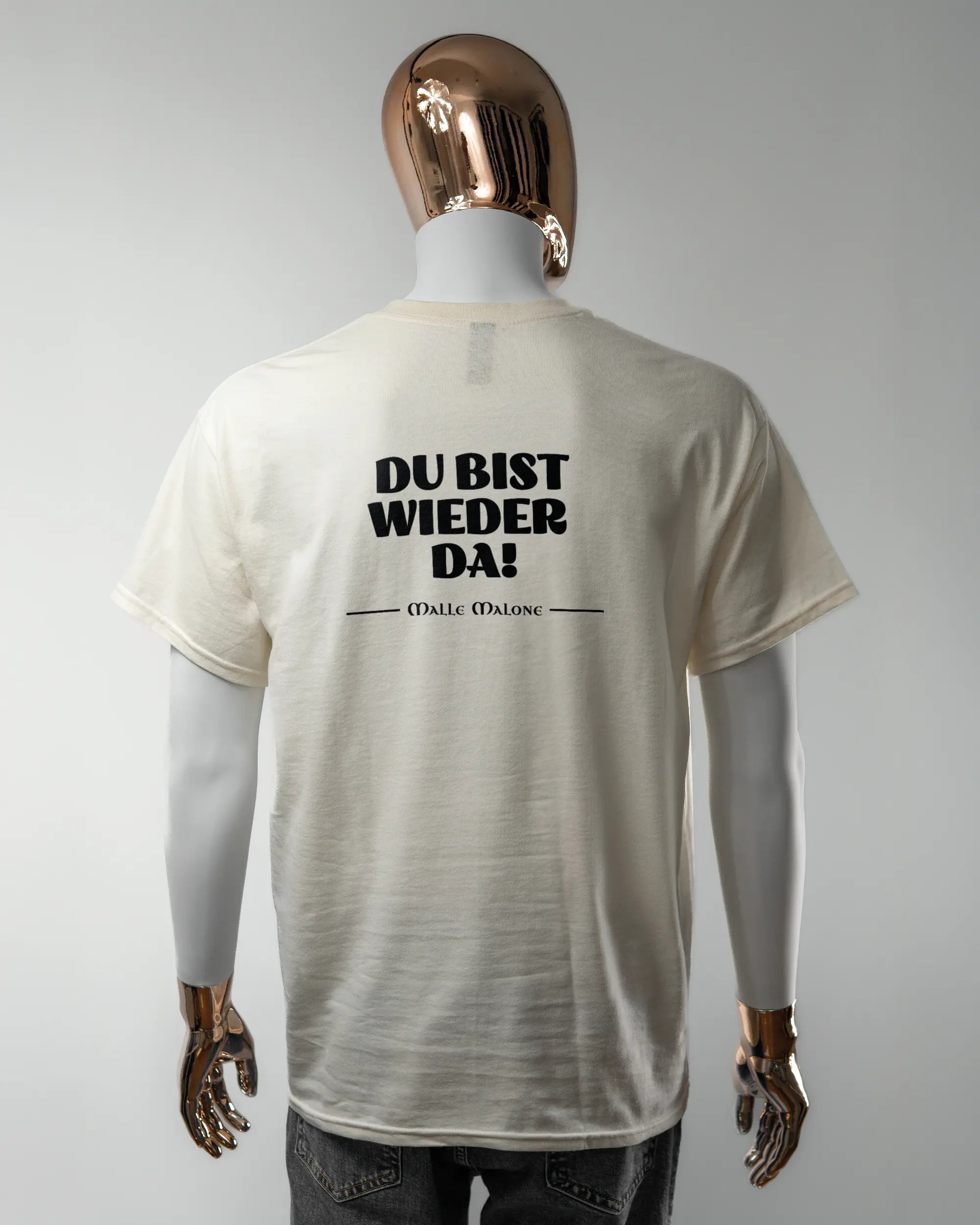 Rückseite des Basic Unisex T-Shirt Regular von Maondo mit dem Design Wieder da in der Farbe White und in der Größe L getragen von einer maskulinen Puppe