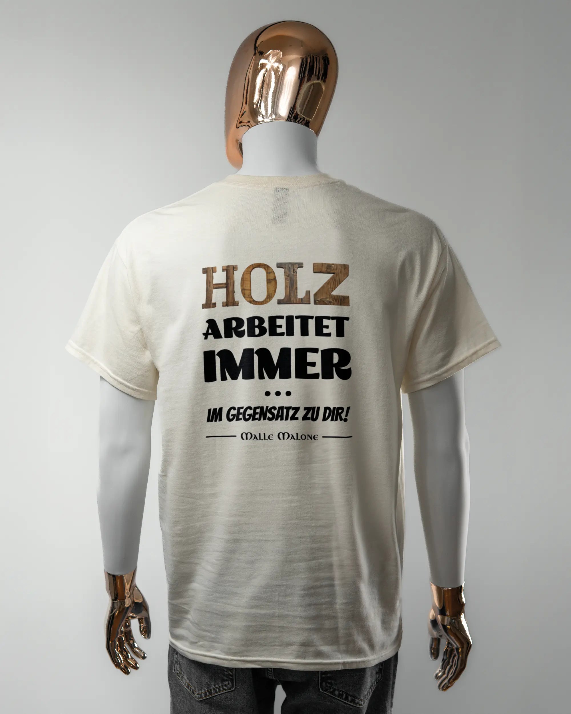 Rückseite des Basic Unisex T-Shirt Regular von Maondo mit dem Design Holzarbeit in der Farbe White und in der Größe L getragen von einer maskulinen Puppe
