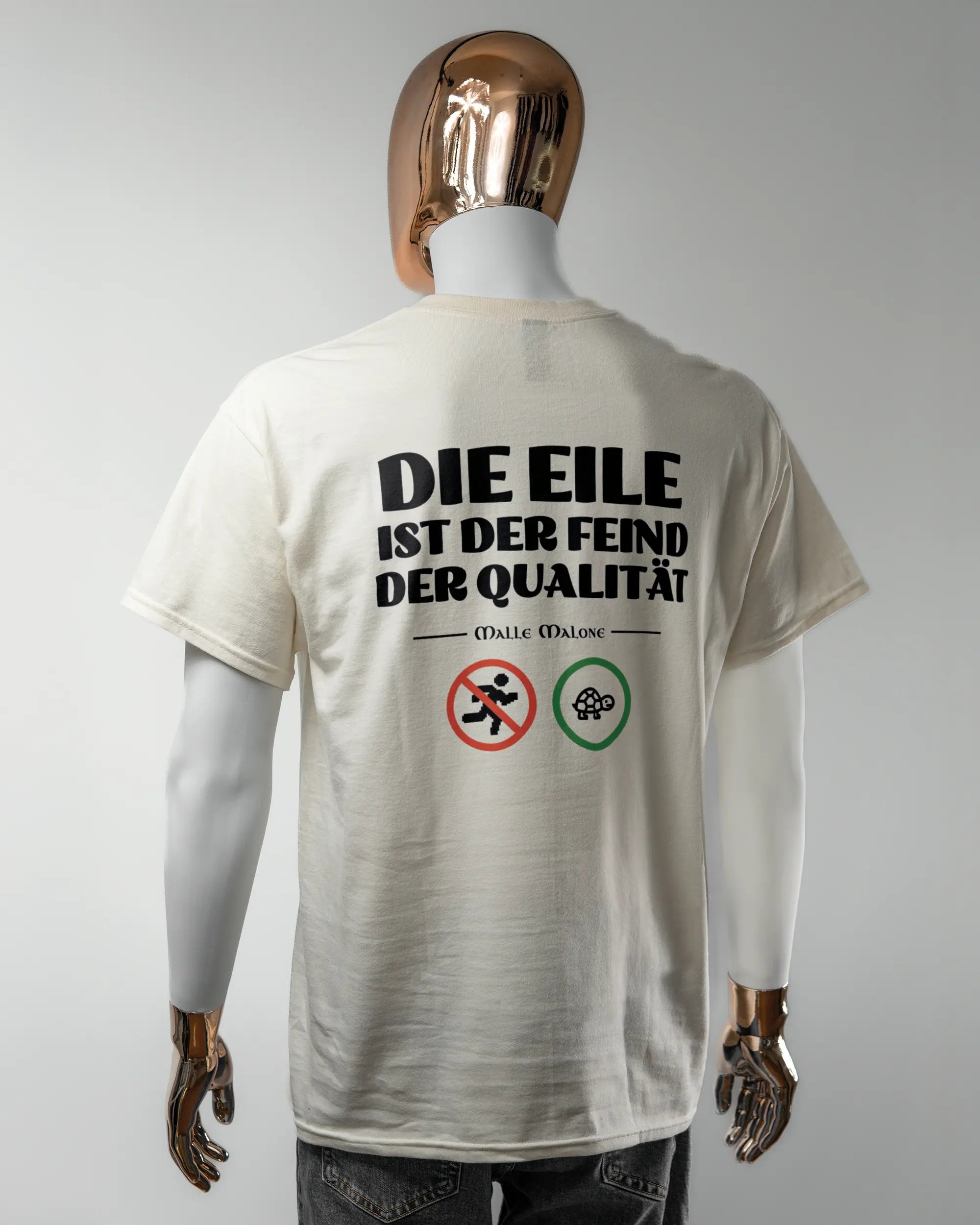 Rückseite des Basic Unisex T-Shirt Regular von Maondo mit dem Design Keine Eile in der Farbe White und in der Größe L getragen von einer maskulinen Puppe