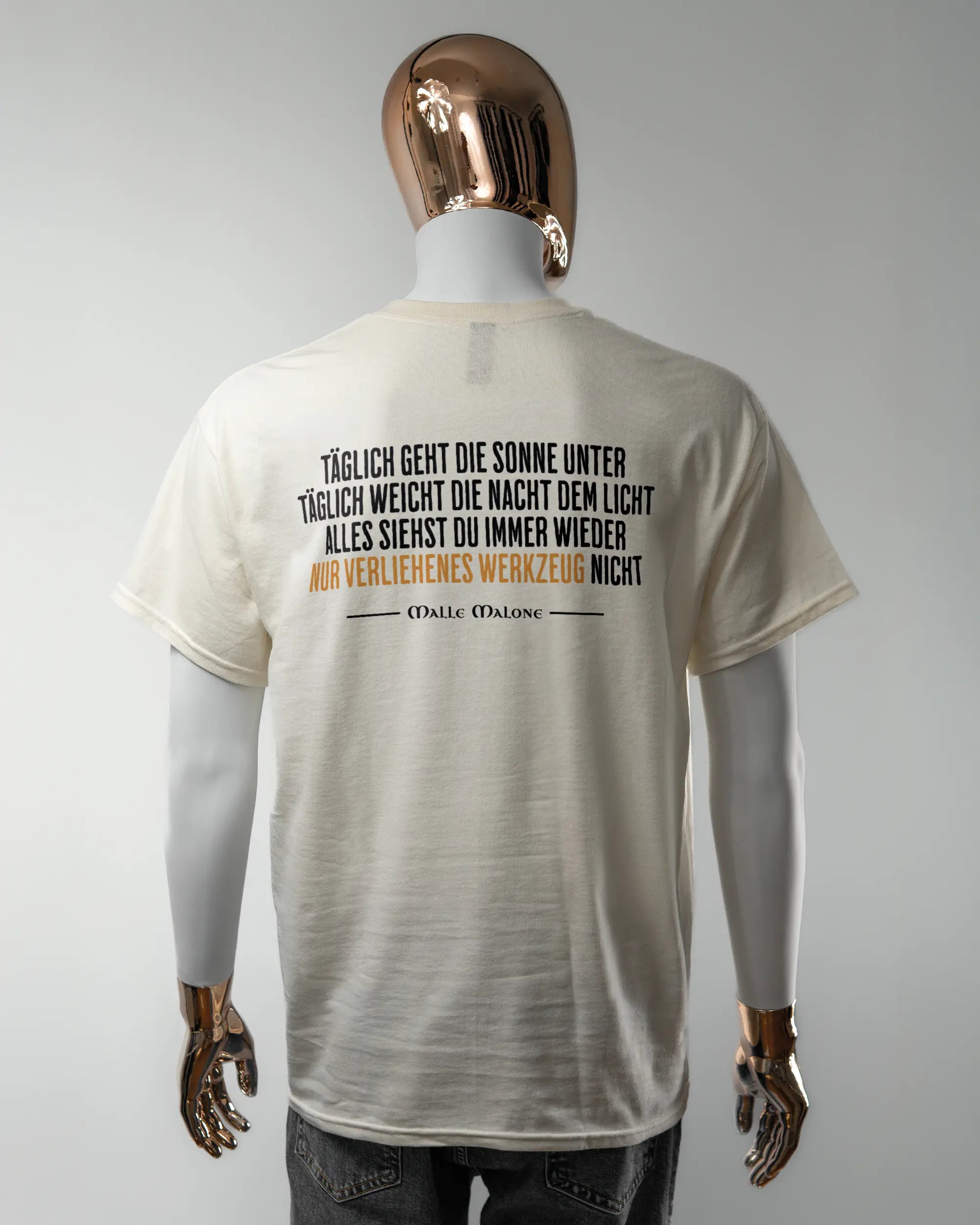 Rückseite des Basic Unisex T-Shirt Regular von Maondo mit dem Design Wegzeug in der Farbe White und in der Größe L getragen von einer maskulinen Puppe