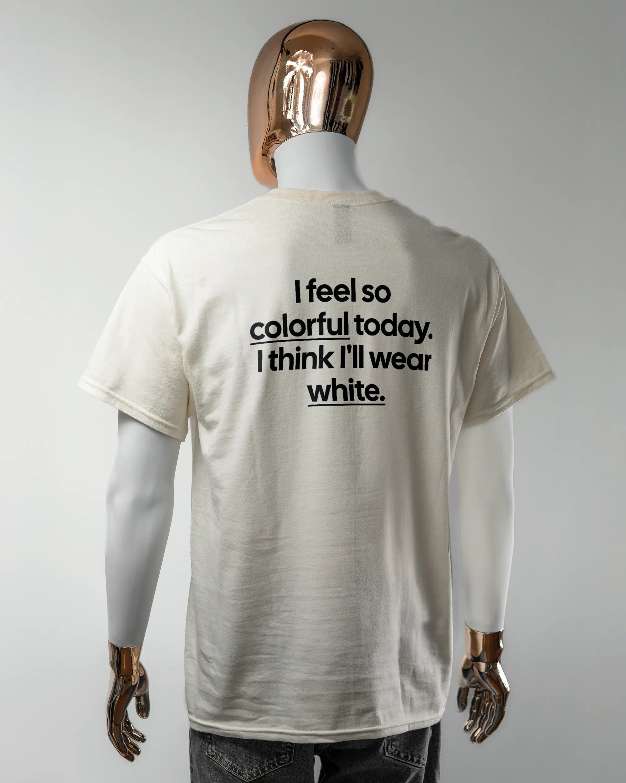 Rückseite des Basic Unisex T-Shirt Regular von Maondo mit dem Design Colorful Day in der Farbe White und in der Größe L getragen von einer maskulinen Puppe