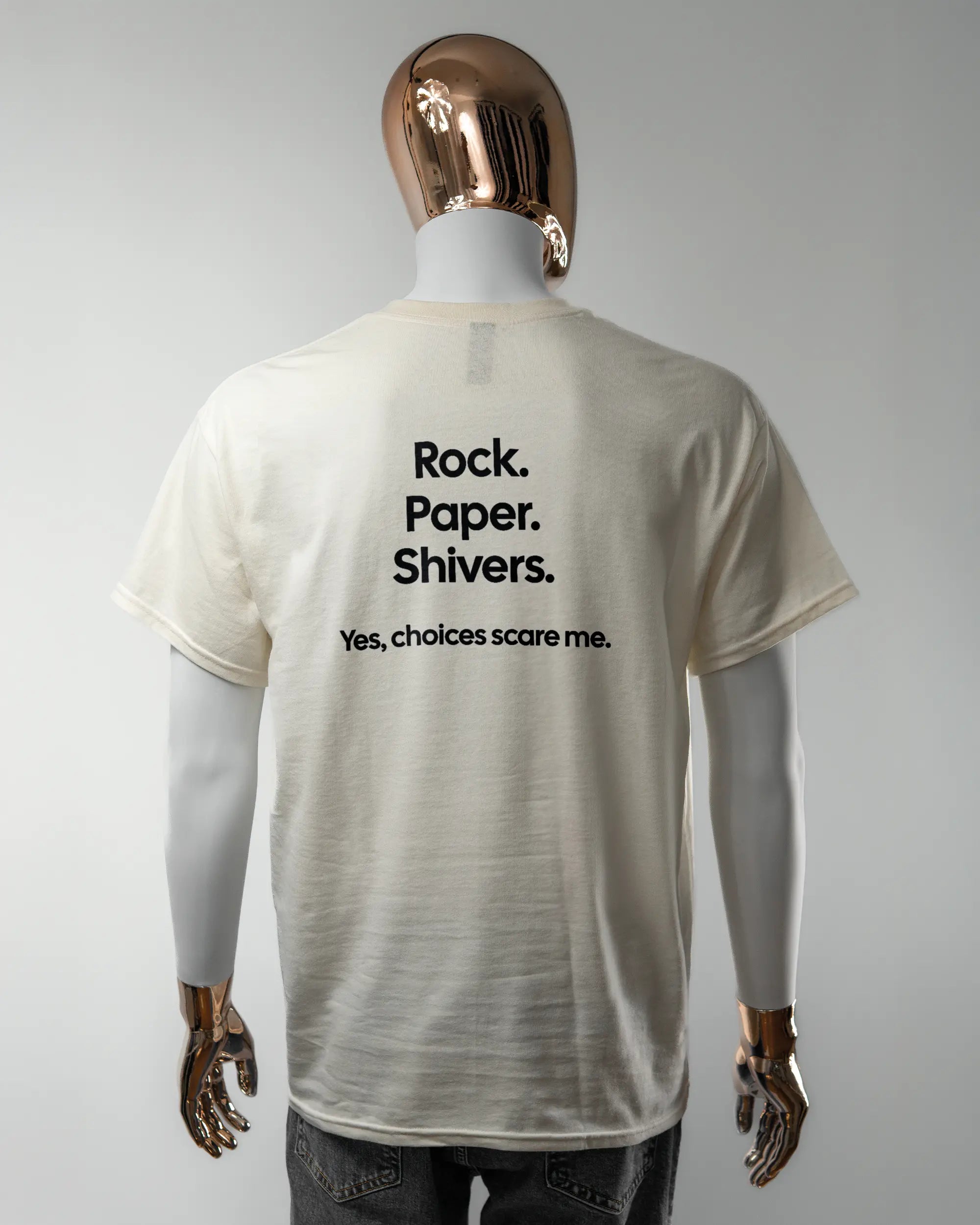 Rückseite des Basic Unisex T-Shirt Regular von Maondo mit dem Design Rock Paper Shivers in der Farbe White und in der Größe L getragen von einer maskulinen Puppe