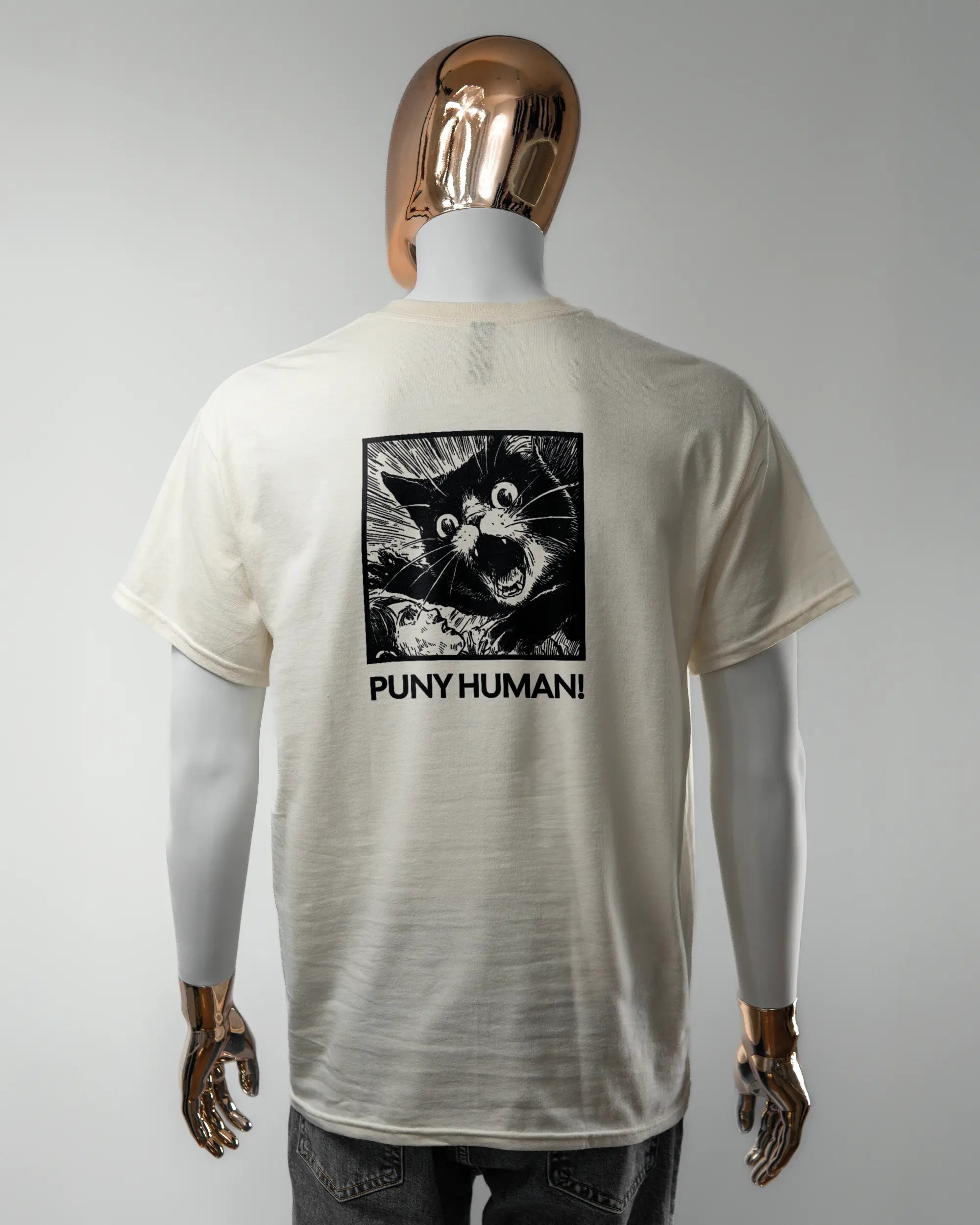 Rückseite des Basic Unisex T-Shirt Regular von Maondo mit dem Design Puny Human in der Farbe White und in der Größe L getragen von einer maskulinen Puppe