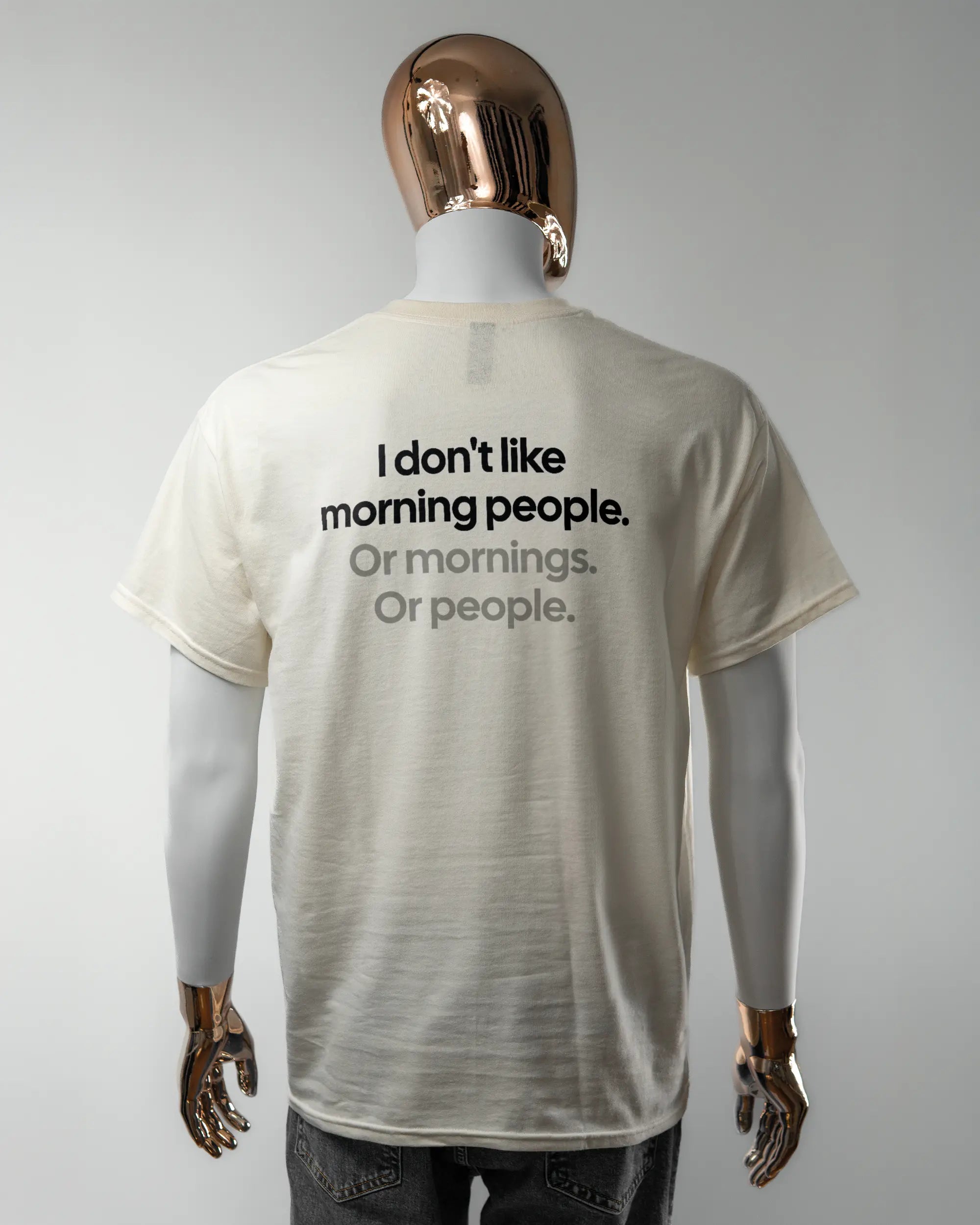 Rückseite des Basic Unisex T-Shirt Regular von Maondo mit dem Design Morning Person in der Farbe White und in der Größe L getragen von einer maskulinen Puppe