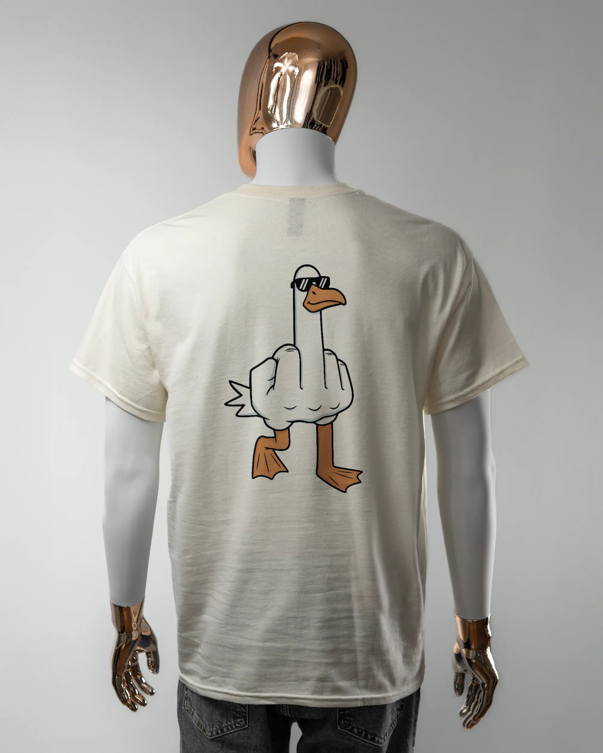 Rückseite des Basic Unisex T-Shirt Regular von Maondo mit dem Design I give a duck in der Farbe White und in der Größe L getragen von einer maskulinen Puppe