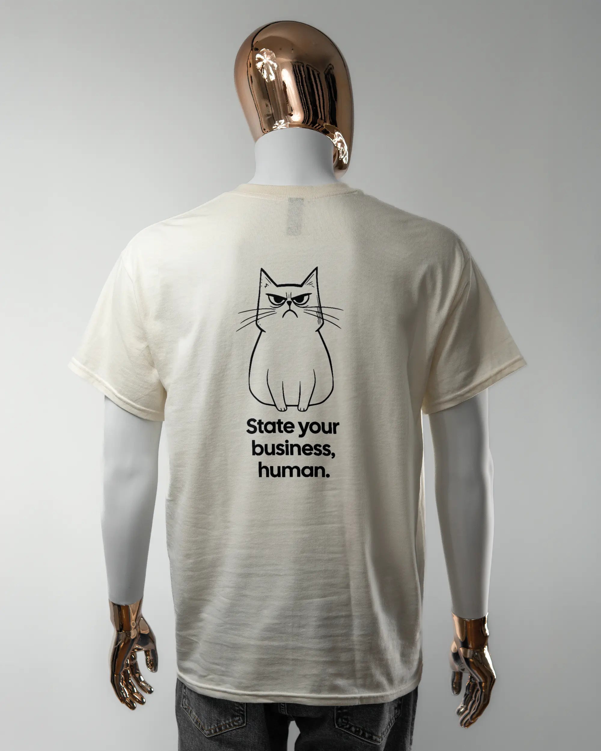 Rückseite des Basic Unisex T-Shirt Regular von Maondo mit dem Design Grumpy Purr in der Farbe White und in der Größe L getragen von einer maskulinen Puppe