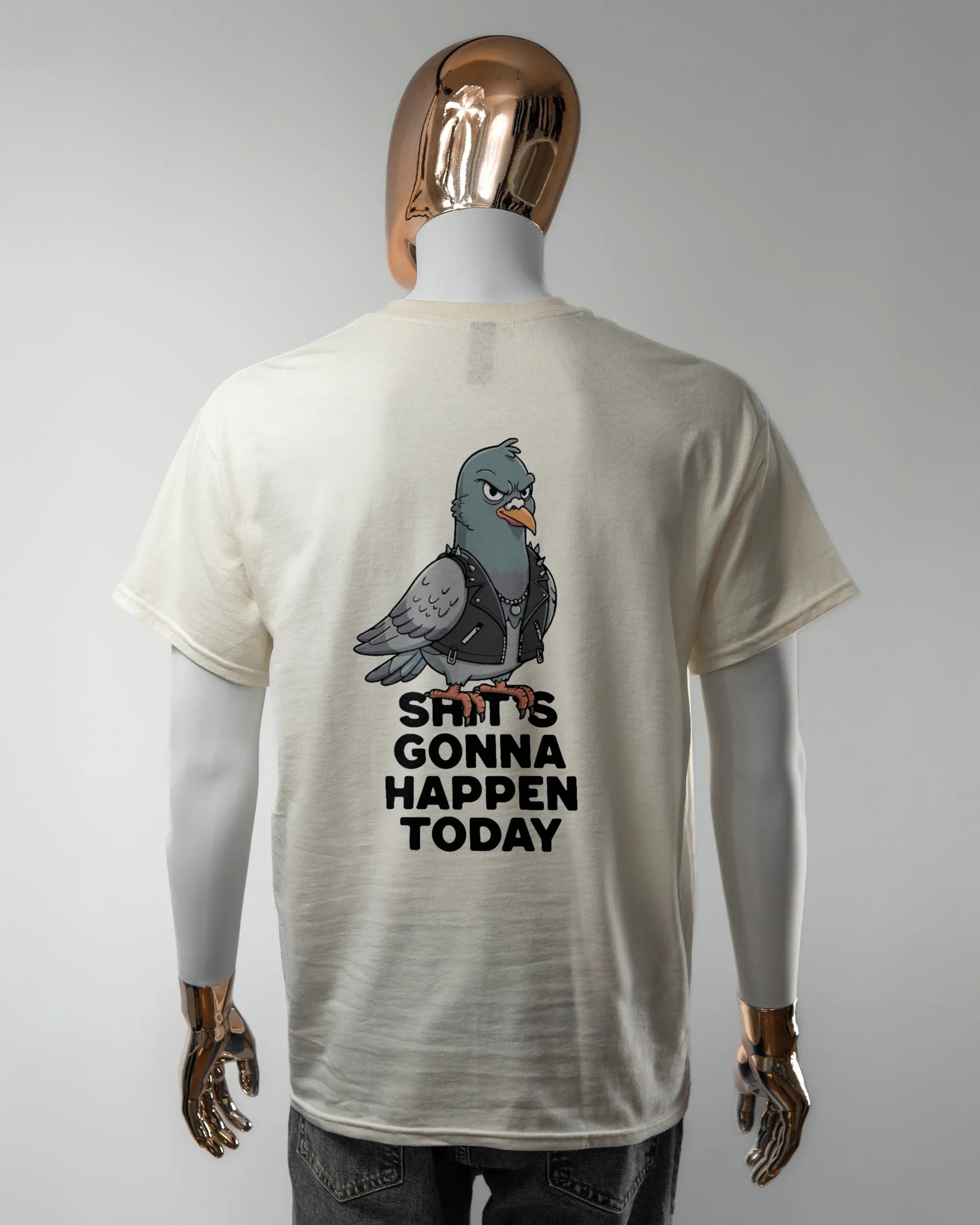 Rückseite des Basic Unisex T-Shirt Regular von Maondo mit dem Design Pigeon Pun in der Farbe White und in der Größe L getragen von einer maskulinen Puppe