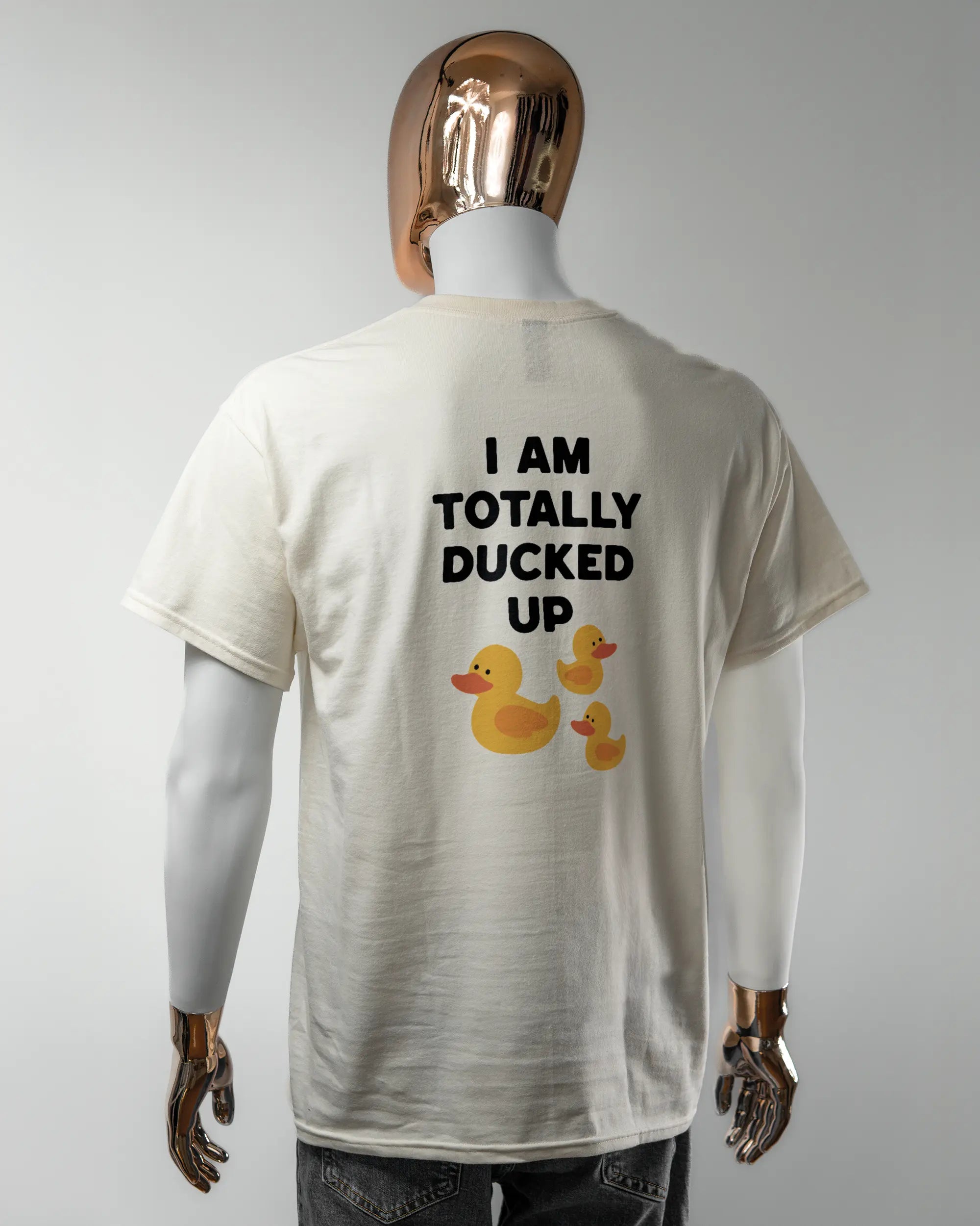 Rückseite des Basic Unisex T-Shirt Regular von Maondo mit dem Design Ducked Up in der Farbe White und in der Größe L getragen von einer maskulinen Puppe