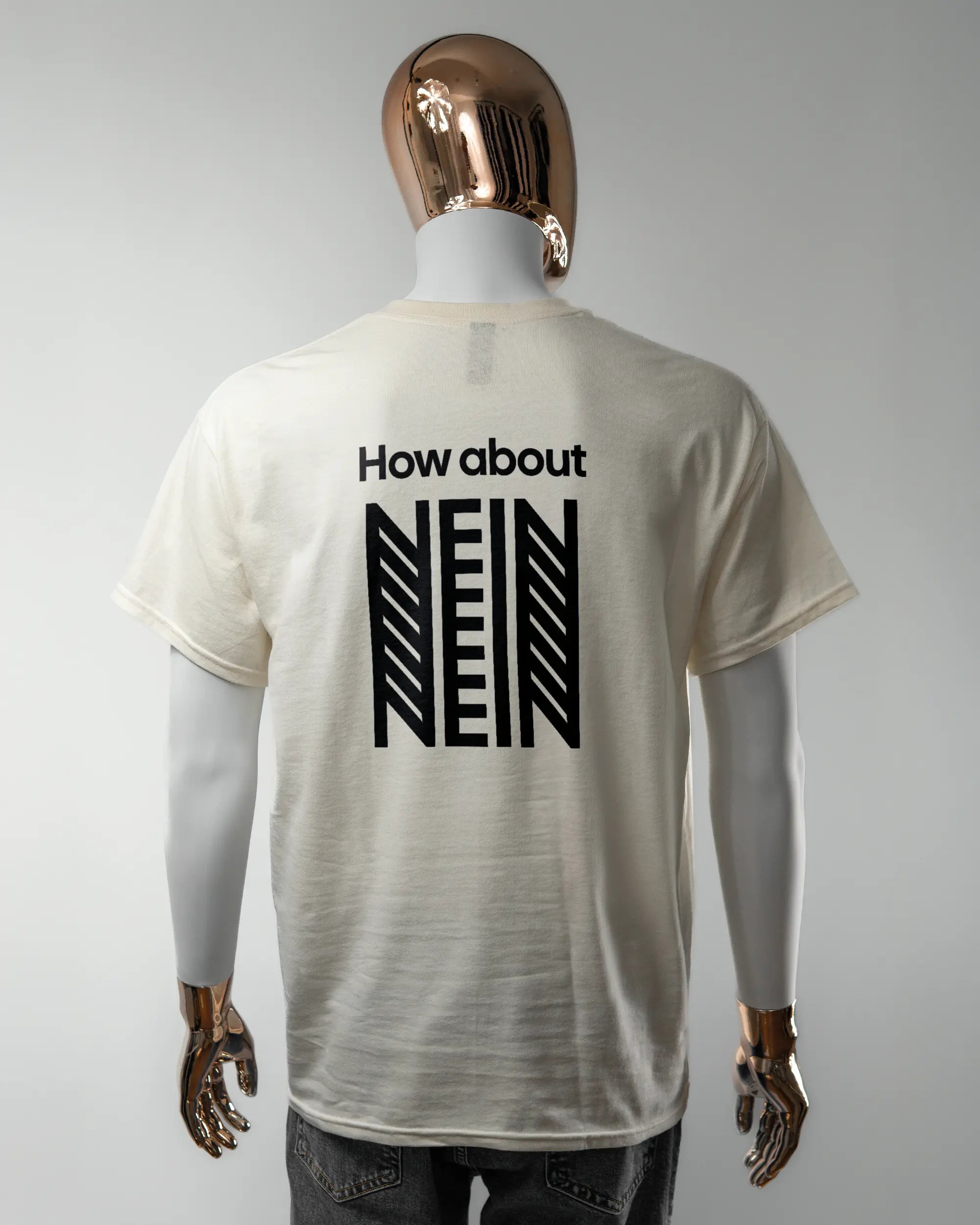 Rückseite des Basic Unisex T-Shirt Regular von Maondo mit dem Design How about nein in der Farbe White und in der Größe L getragen von einer maskulinen Puppe