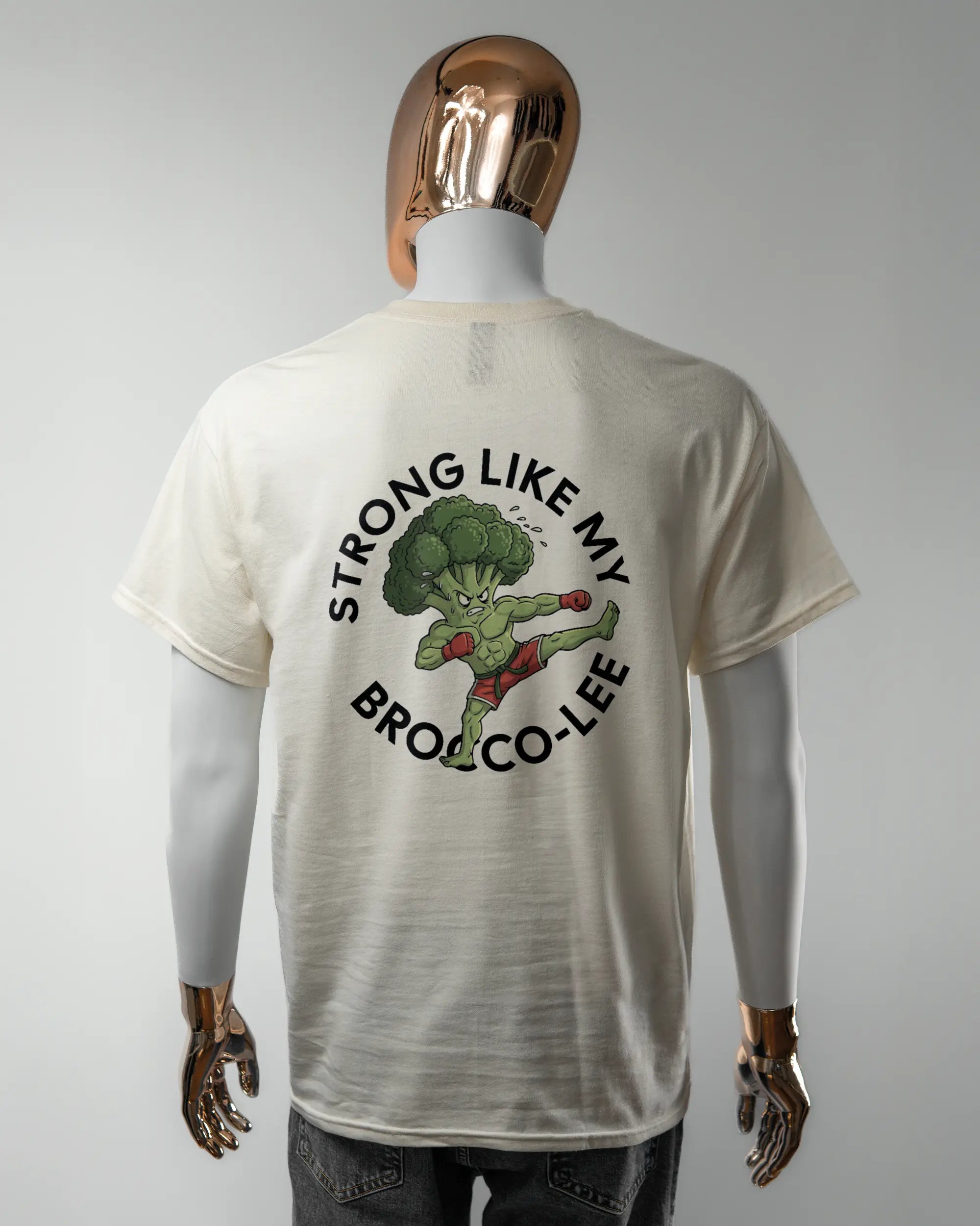 Rückseite des Basic Unisex T-Shirt Regular von Maondo mit dem Design Brocco-Lee in der Farbe White und in der Größe L getragen von einer maskulinen Puppe