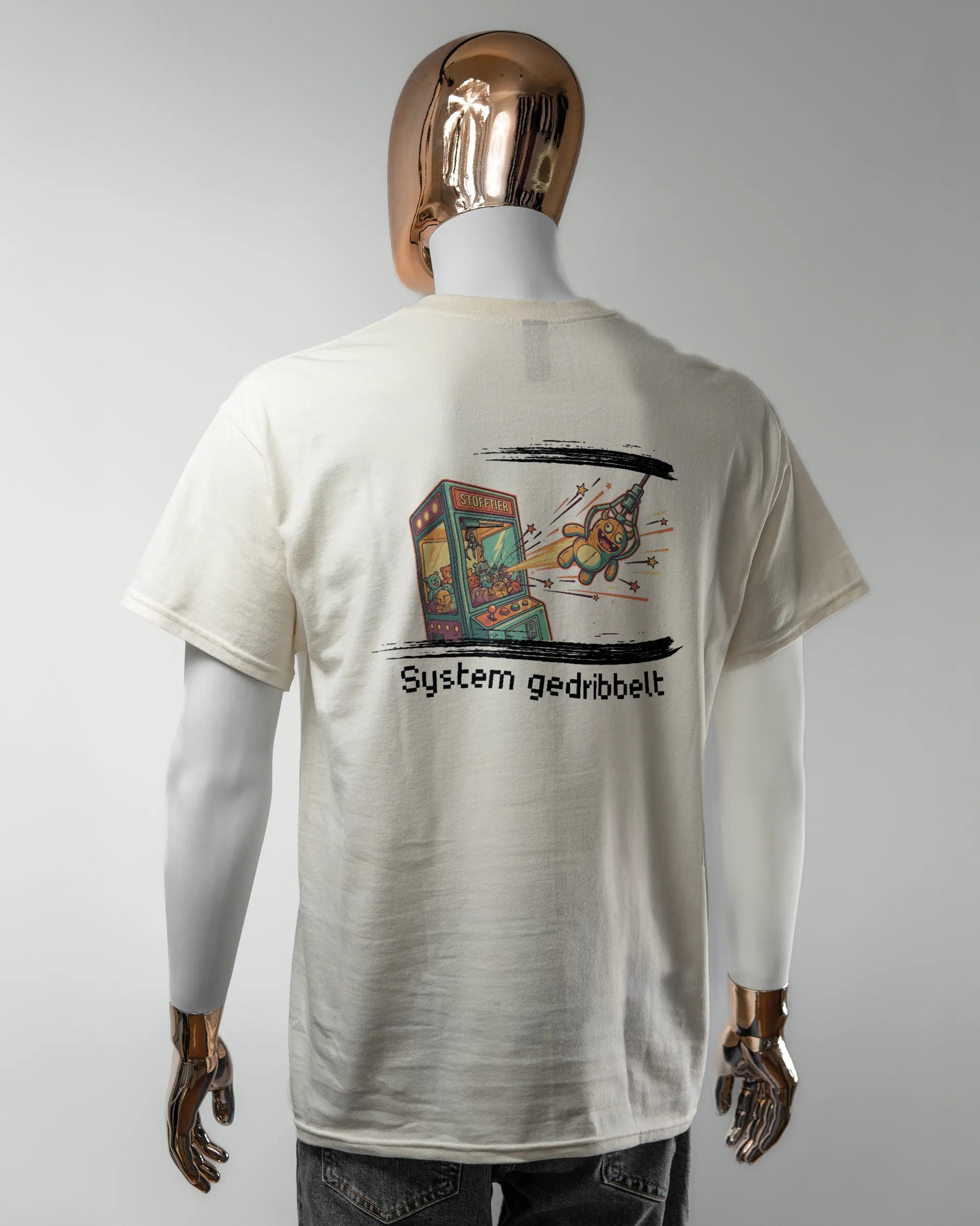 Rückseite des Basic Unisex T-Shirt Regular von Maondo mit dem Design System gedribbelt in der Farbe White und in der Größe L getragen von einer maskulinen Puppe