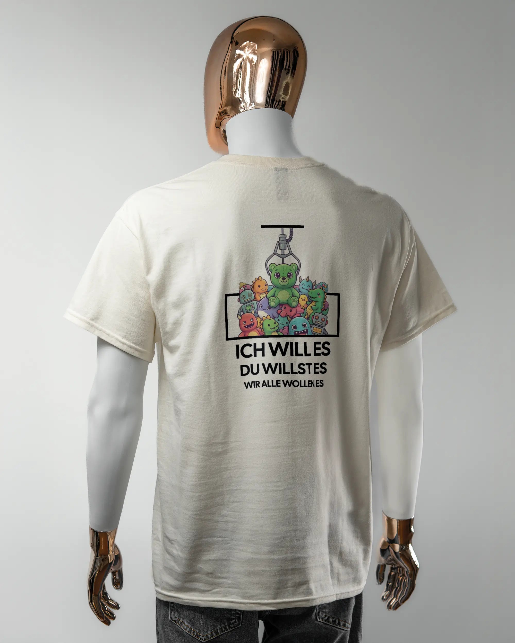 Rückseite des Basic Unisex T-Shirt Regular von Maondo mit dem Design Will Stofftier in der Farbe White und in der Größe L getragen von einer maskulinen Puppe