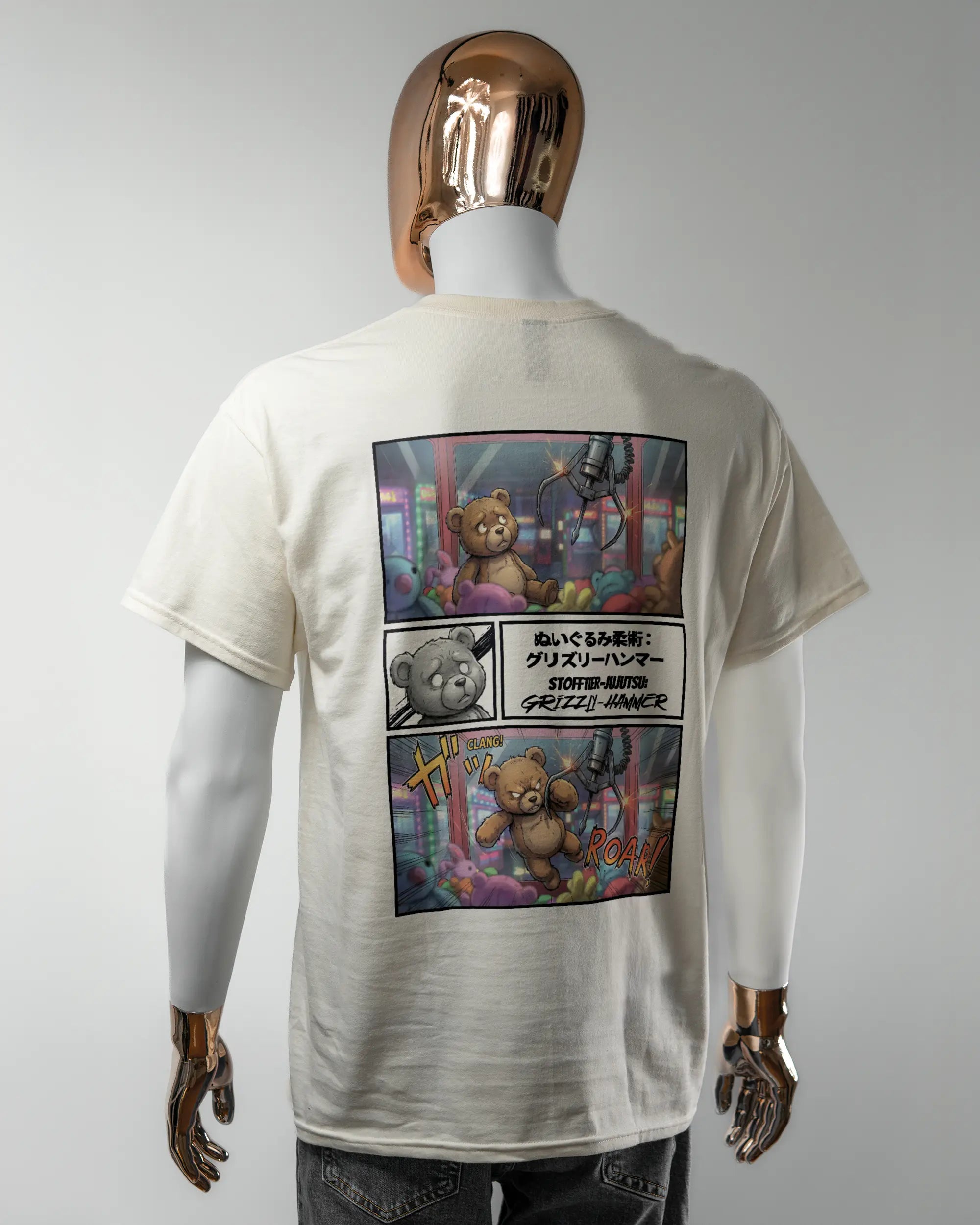 Rückseite des Basic Unisex T-Shirt Regular von Maondo mit dem Design Manga Stoff in der Farbe White und in der Größe L getragen von einer maskulinen Puppe