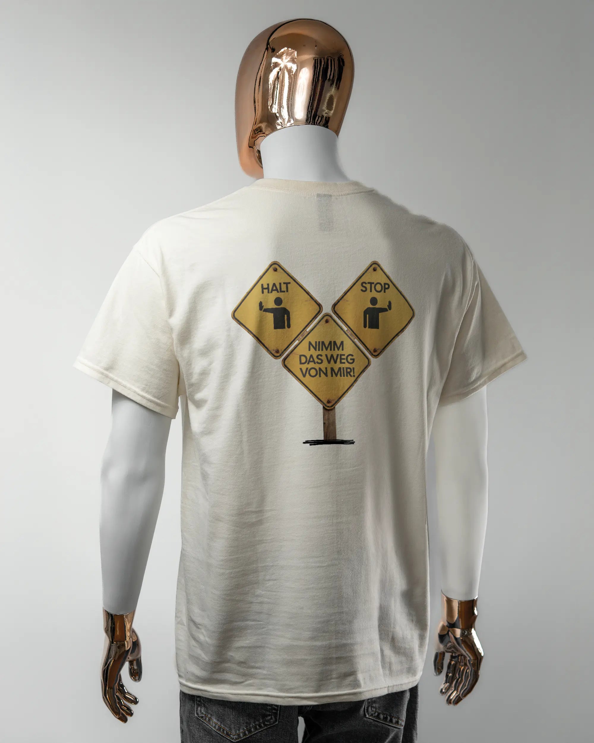 Rückseite des Basic Unisex T-Shirt Regular von Maondo mit dem Design Schutzschild in der Farbe White und in der Größe L getragen von einer maskulinen Puppe