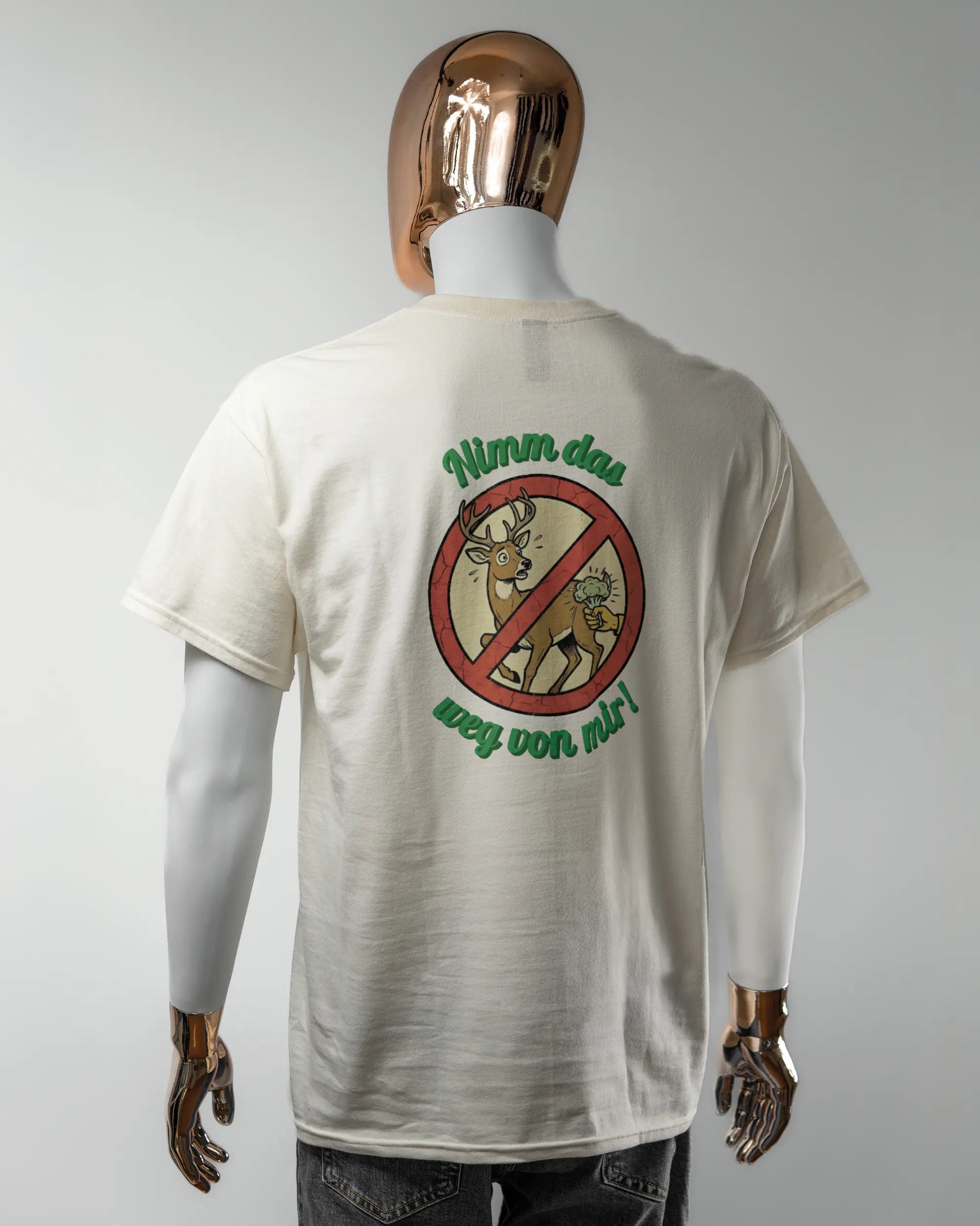 Rückseite des Basic Unisex T-Shirt Regular von Maondo mit dem Design Reh weg in der Farbe White und in der Größe L getragen von einer maskulinen Puppe