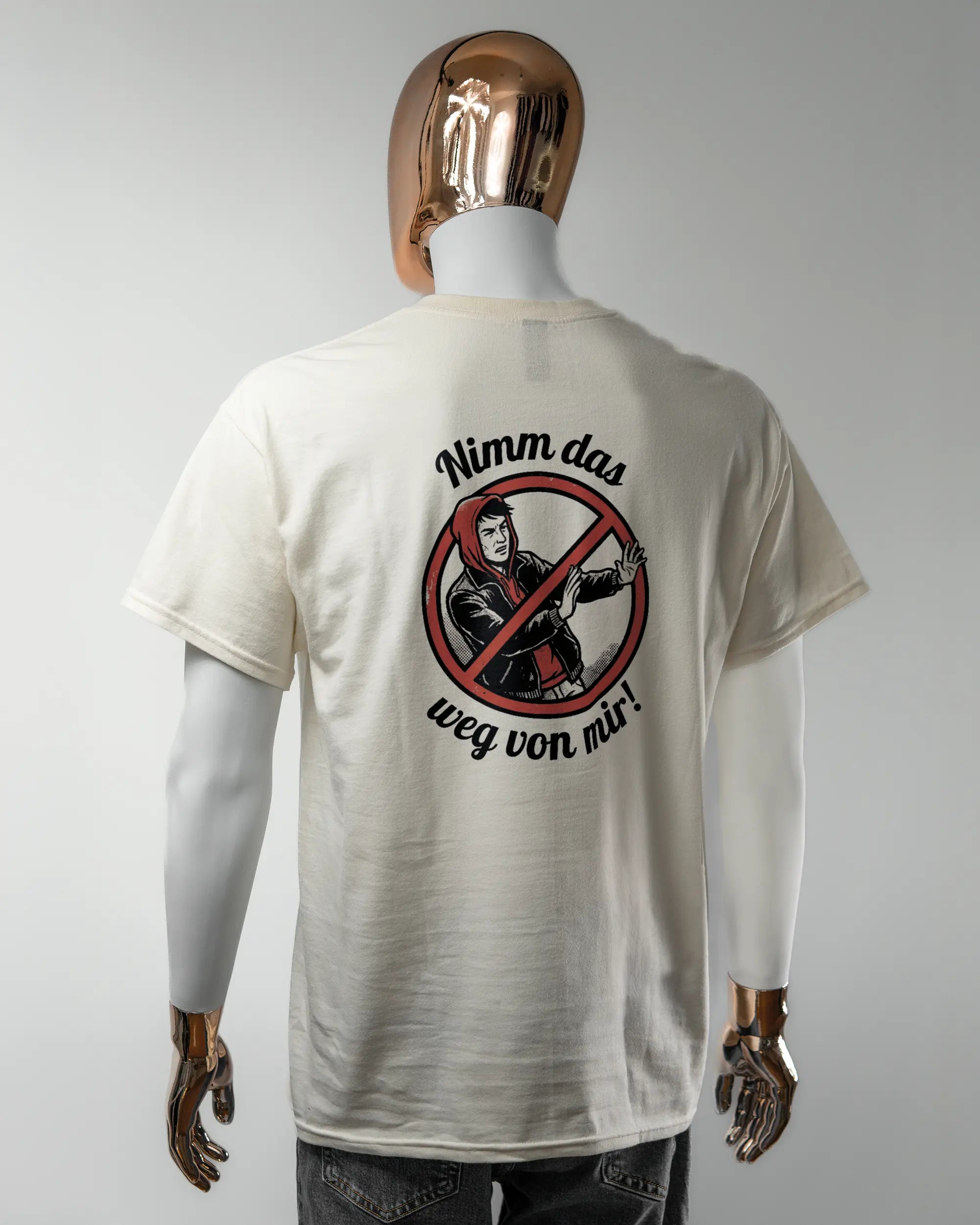 Rückseite des Basic Unisex T-Shirt Regular von Maondo mit dem Design Nimm das weg in der Farbe White und in der Größe L getragen von einer maskulinen Puppe