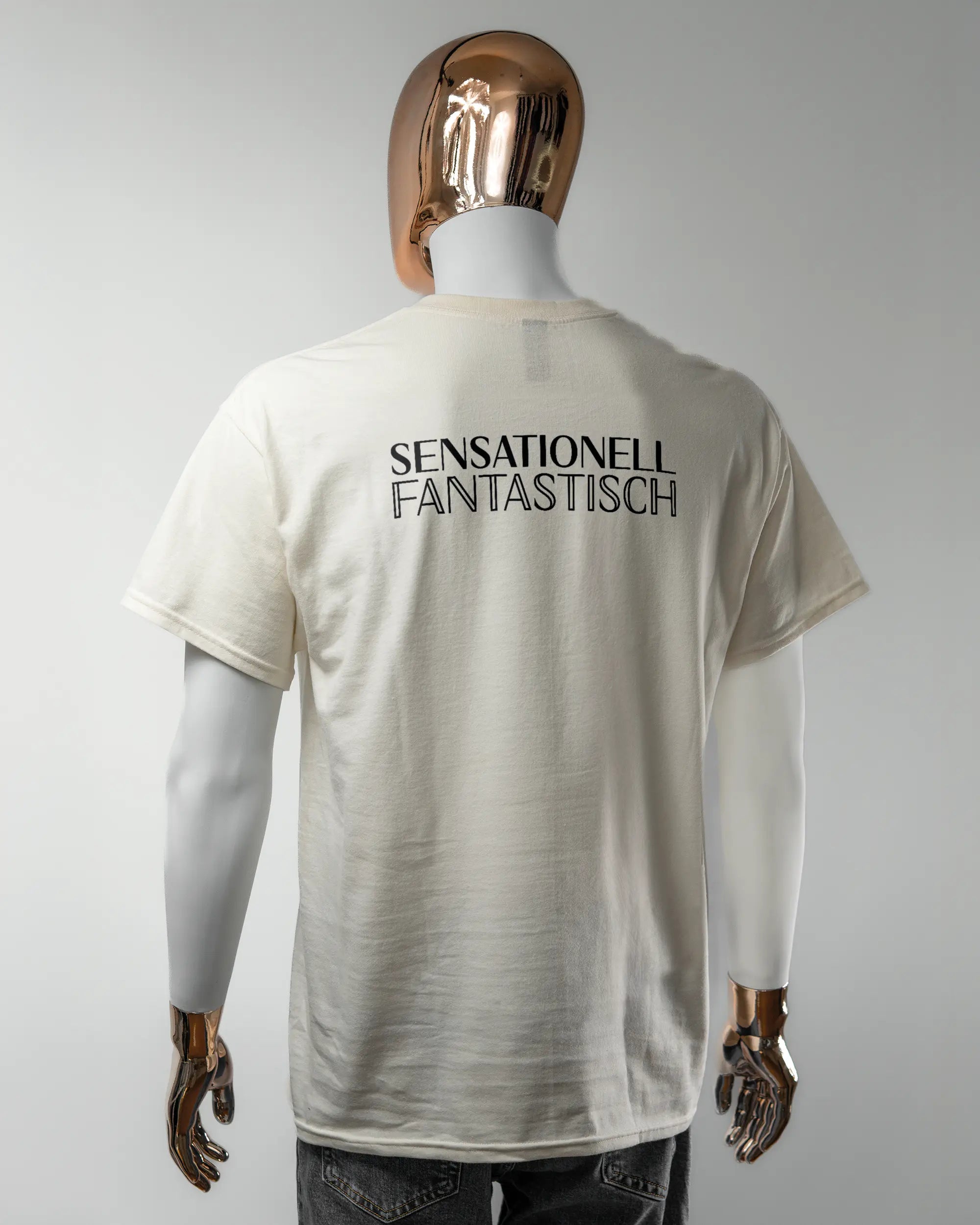 Rückseite des Basic Unisex T-Shirt Regular von Maondo mit dem Design Sensationell in der Farbe White und in der Größe L getragen von einer maskulinen Puppe