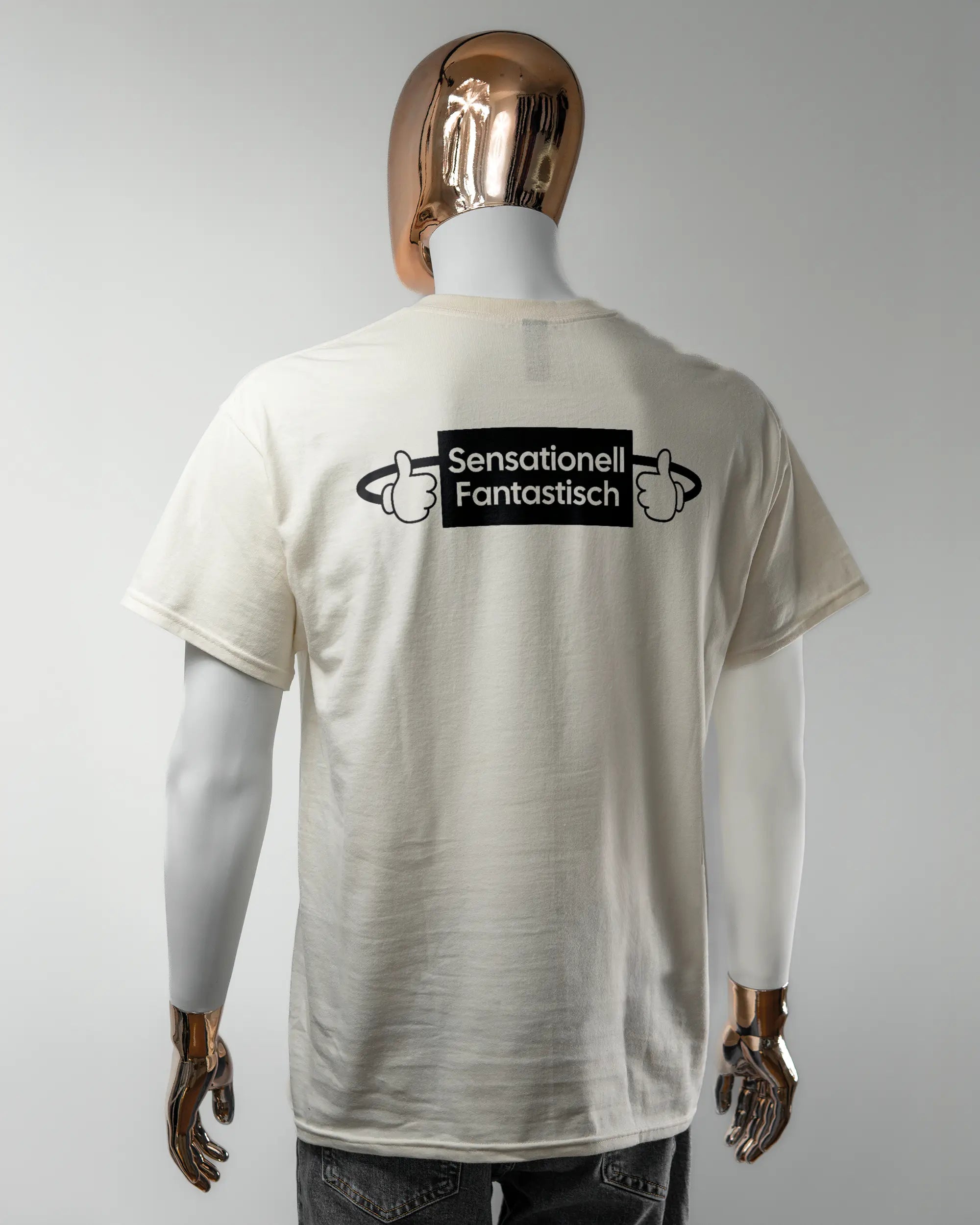 Rückseite des Basic Unisex T-Shirt Regular von Maondo mit dem Design Fantastisch in der Farbe White und in der Größe L getragen von einer maskulinen Puppe