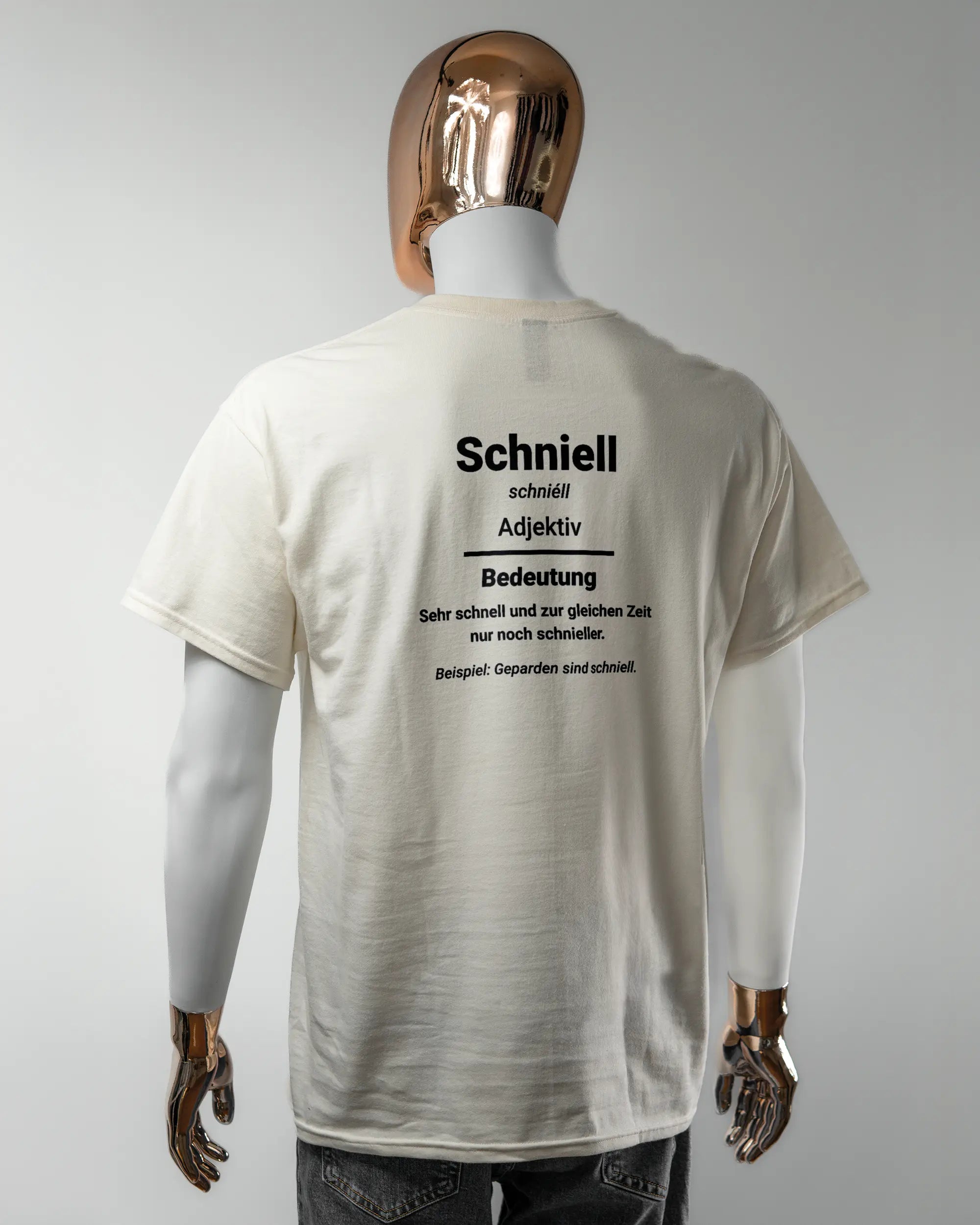 Rückseite des Basic Unisex T-Shirt Regular von Maondo mit dem Design Schniell in der Farbe White und in der Größe L getragen von einer maskulinen Puppe
