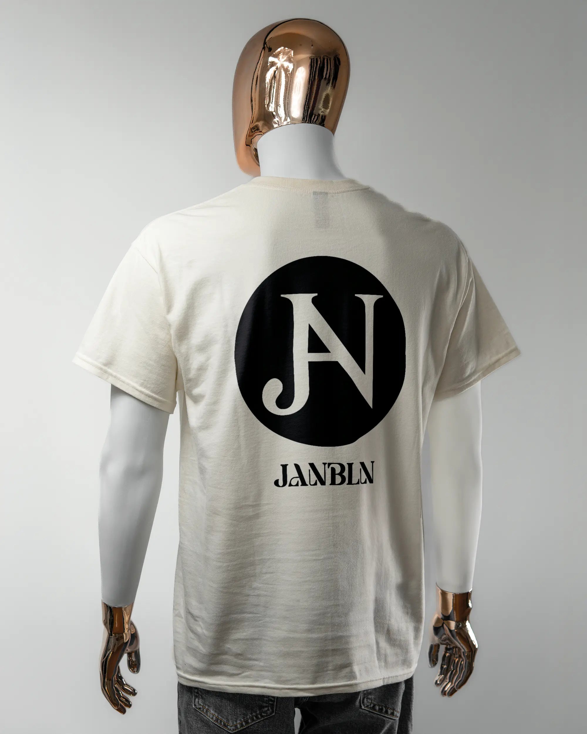 Rückseite des Basic Unisex T-Shirt Regular von Maondo mit dem Design JB1 in der Farbe White und in der Größe L getragen von einer maskulinen Puppe