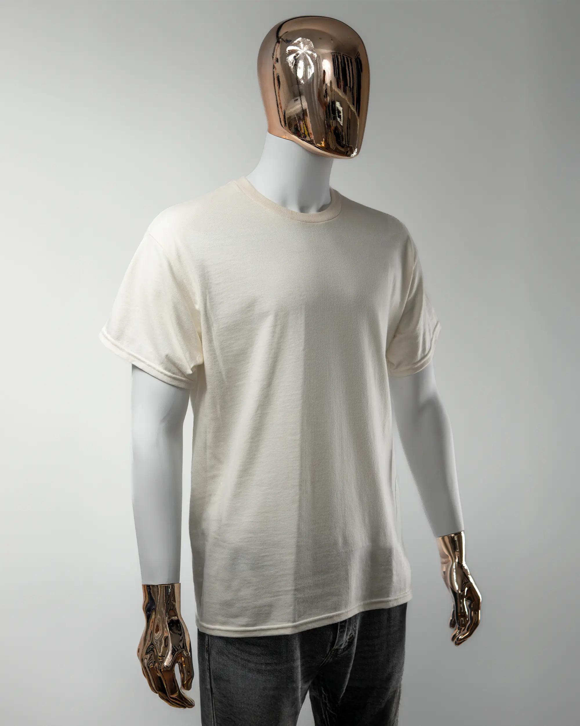 Vorderseite des Basic Unisex T-Shirt Regular von Maondo ohne Motiv in der Farbe White und in der Größe L getragen von einer maskulinen Puppe