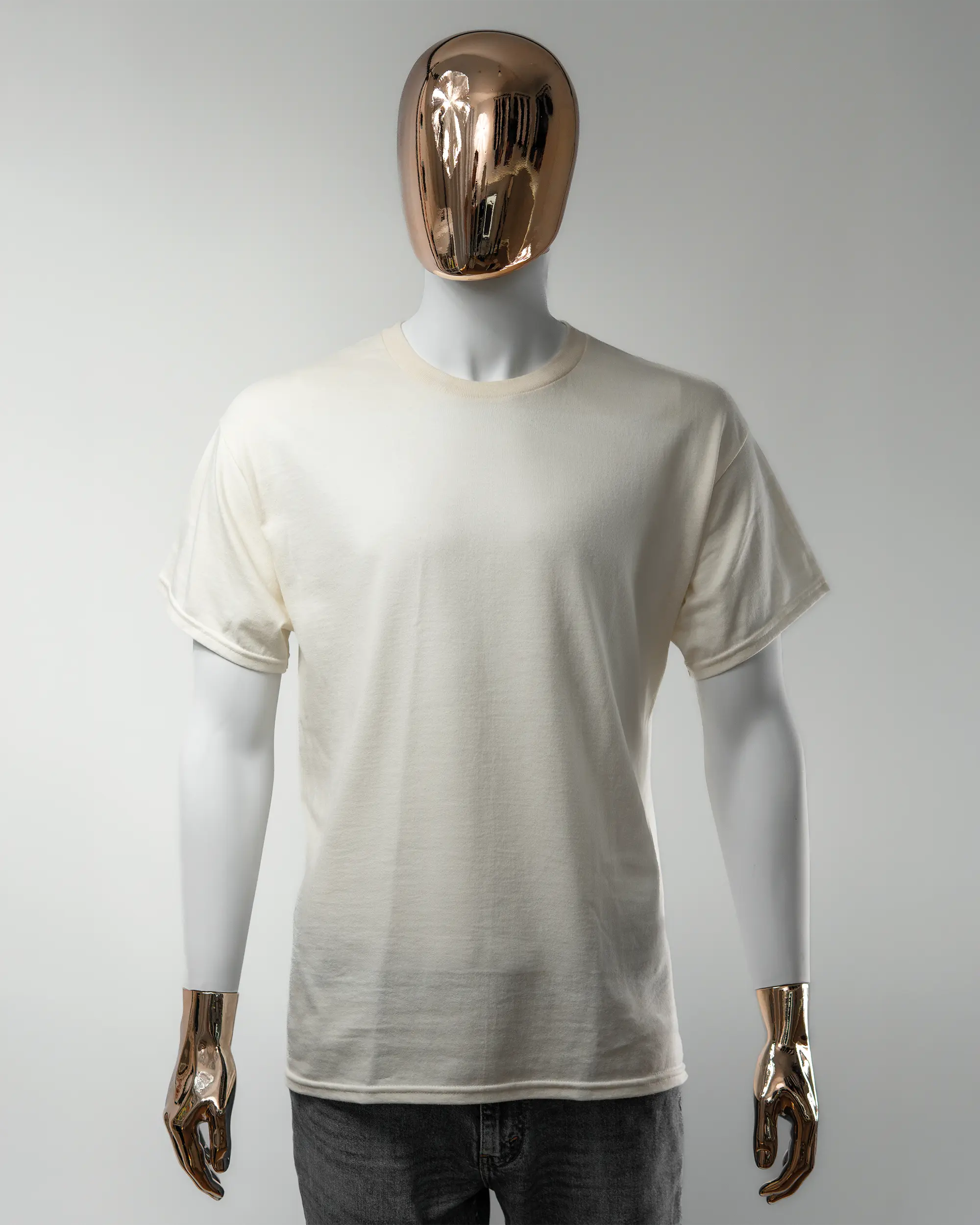 Vorderseite des Basic Unisex T-Shirt Regular von Maondo ohne Motiv in der Farbe White und in der Größe L getragen von einer maskulinen Puppe