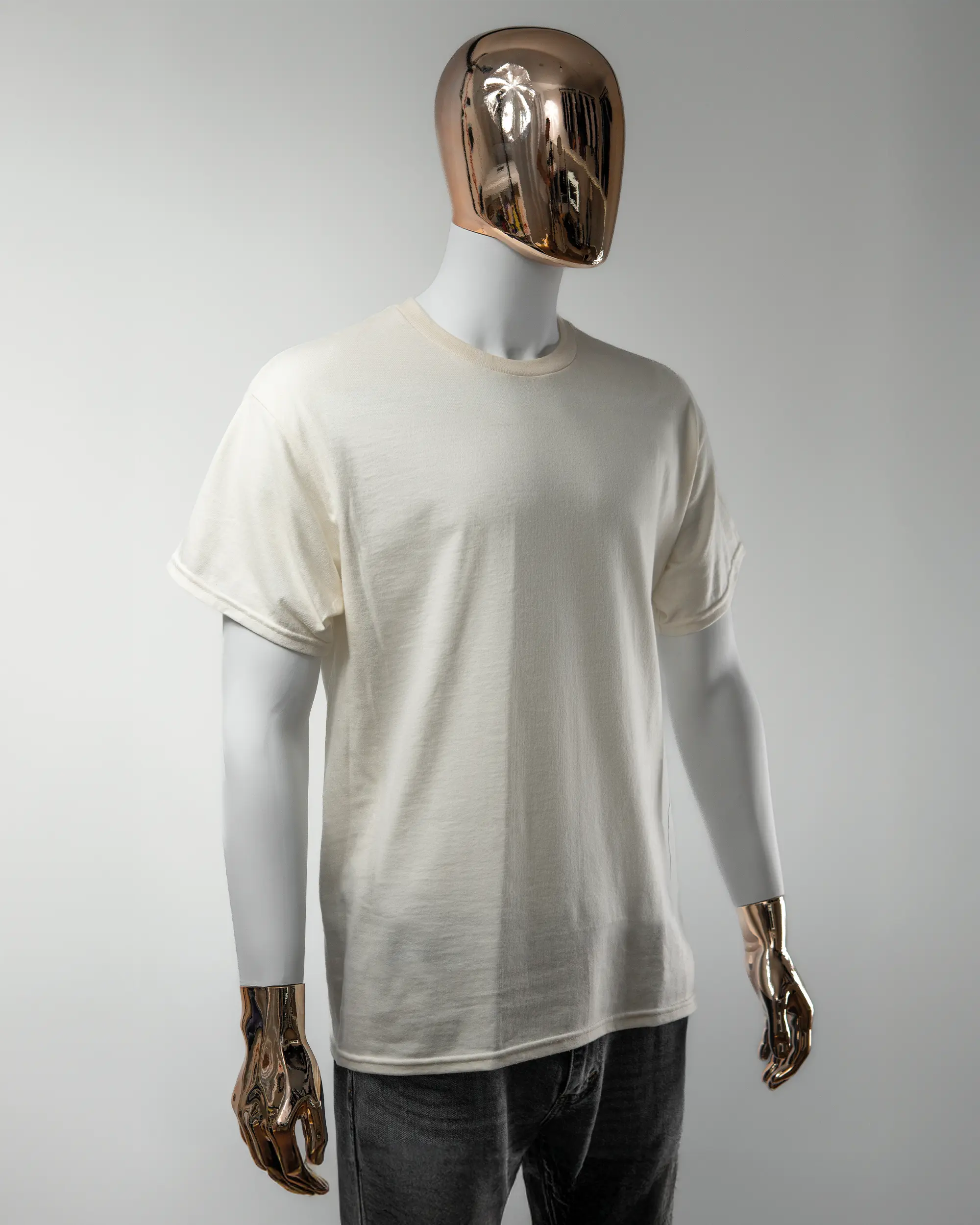 Vorderseite des Basic Unisex T-Shirt Regular von Maondo ohne Motiv in der Farbe White und in der Größe L getragen von einer maskulinen Puppe