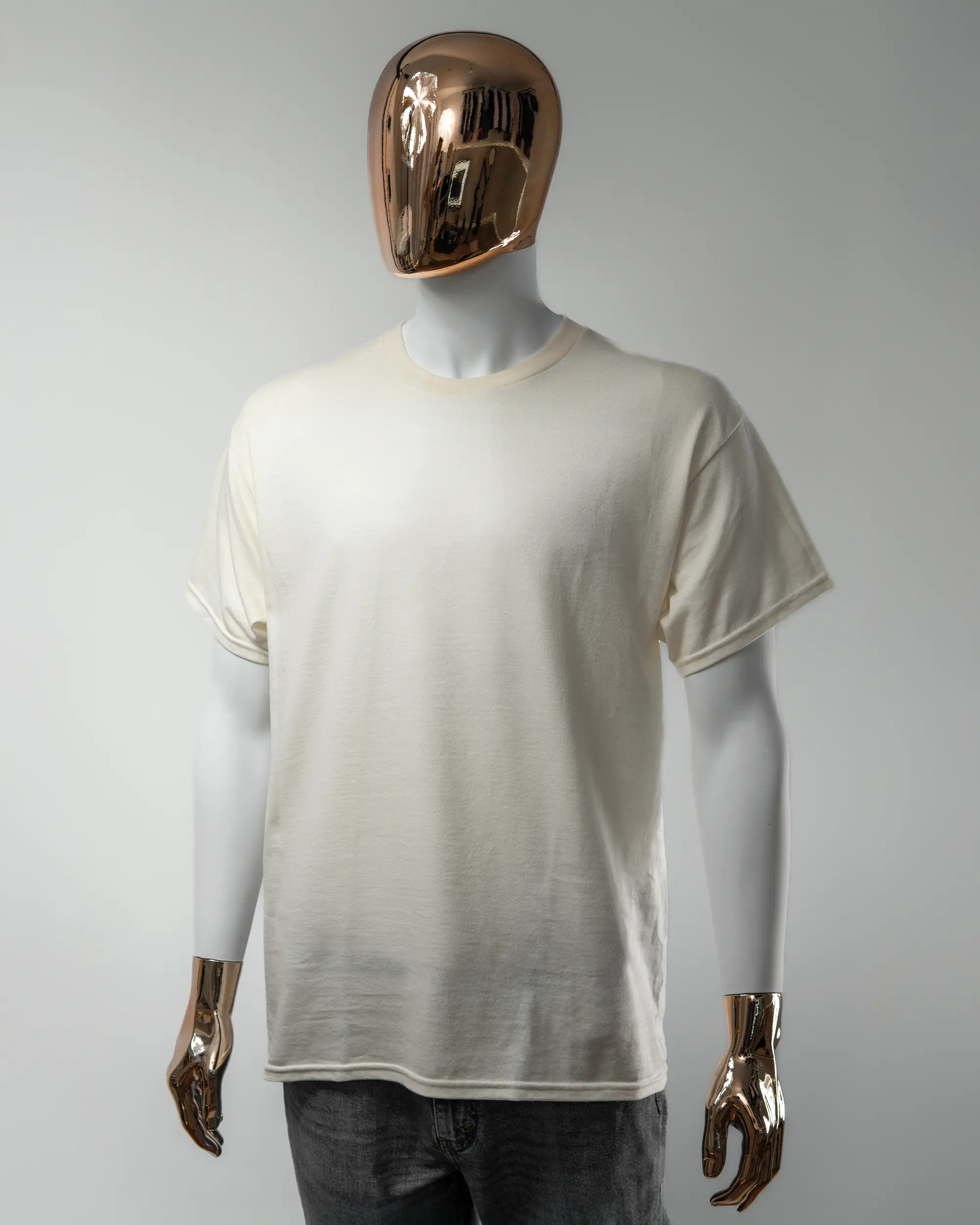 Vorderseite des Basic Unisex T-Shirt Regular von Maondo ohne Motiv in der Farbe White und in der Größe L getragen von einer maskulinen Puppe