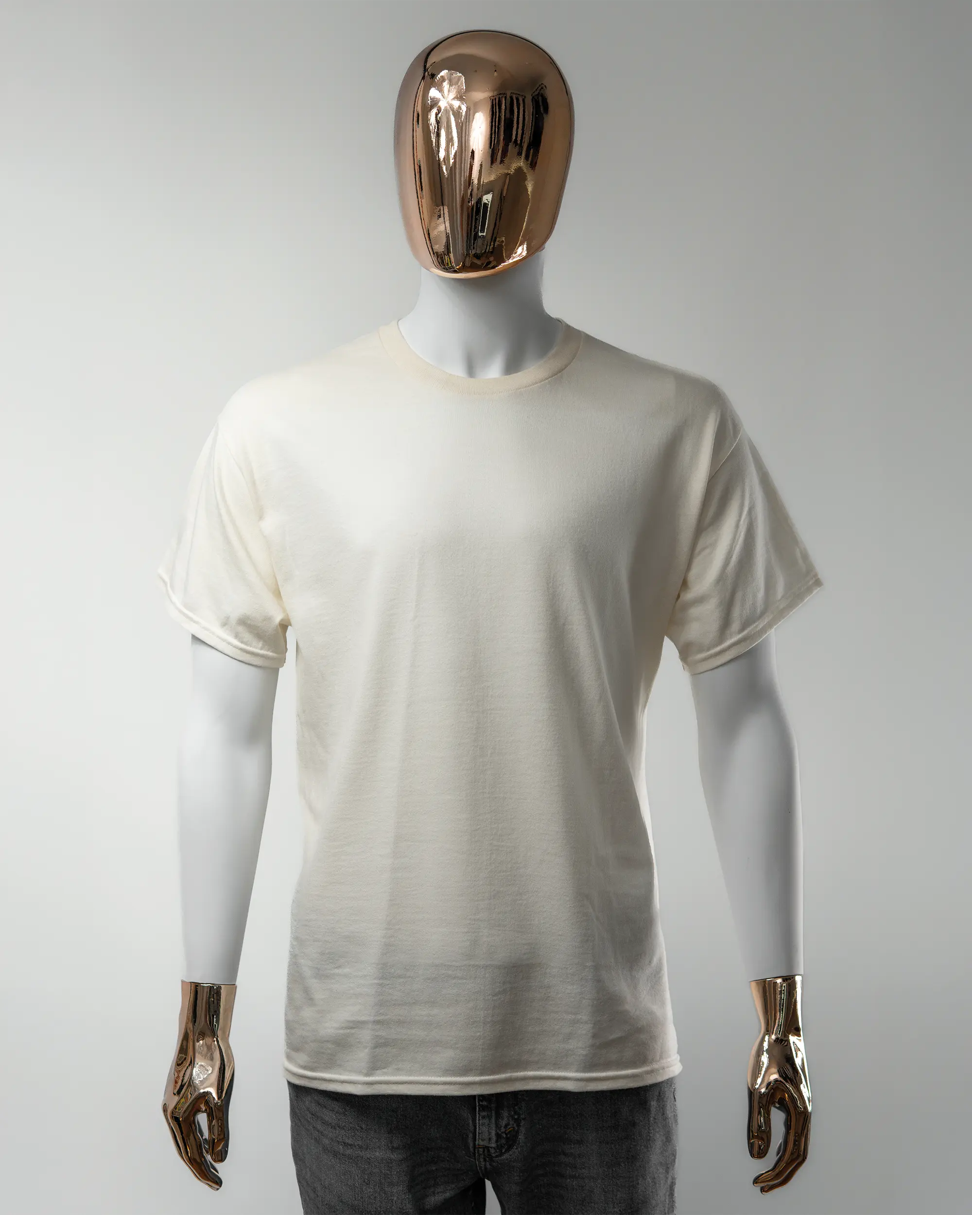 Vorderseite des Basic Unisex T-Shirt Regular von Maondo ohne Motiv in der Farbe White und in der Größe L getragen von einer maskulinen Puppe