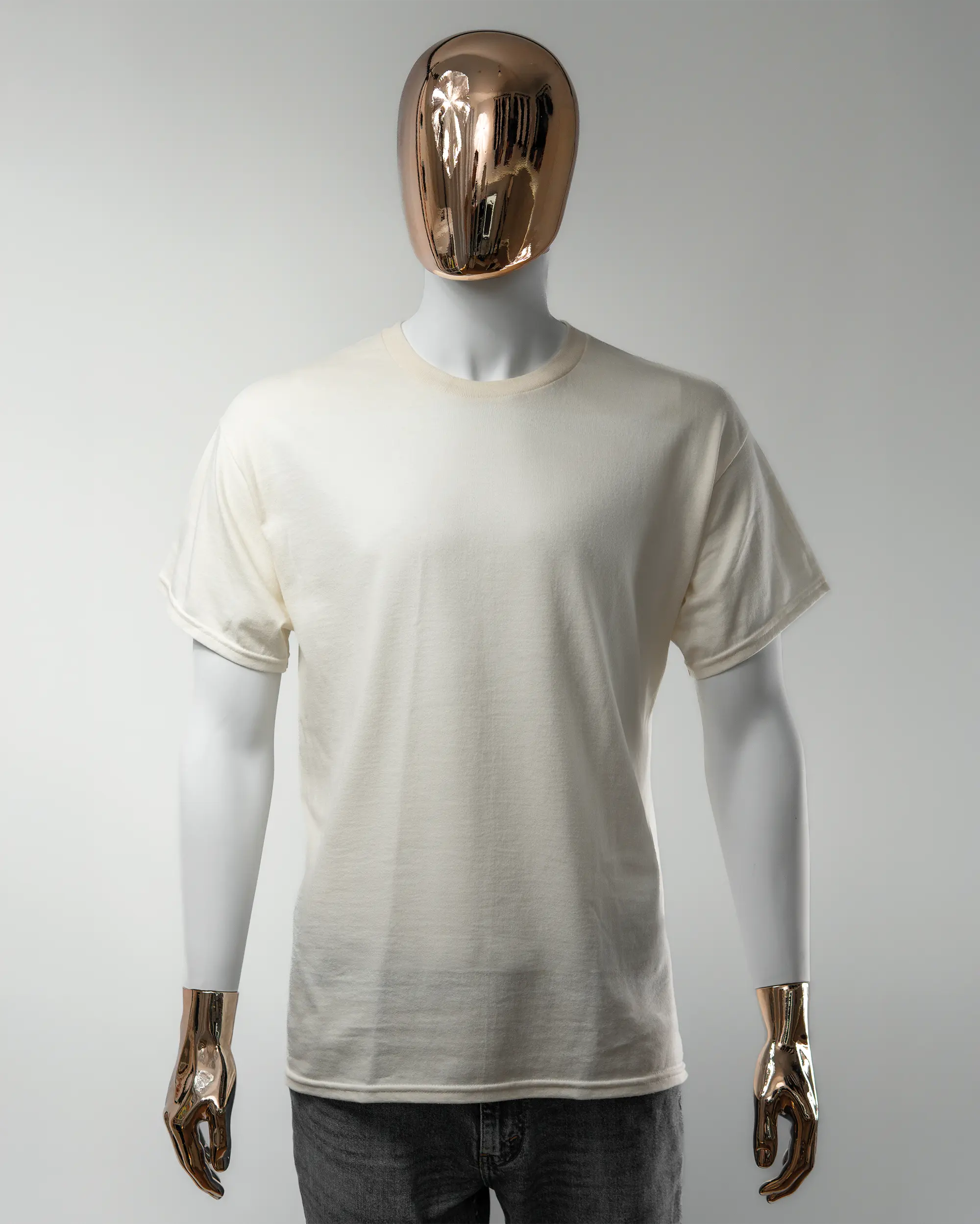 Vorderseite des Basic Unisex T-Shirt Regular von Maondo ohne Motiv in der Farbe White und in der Größe L getragen von einer maskulinen Puppe