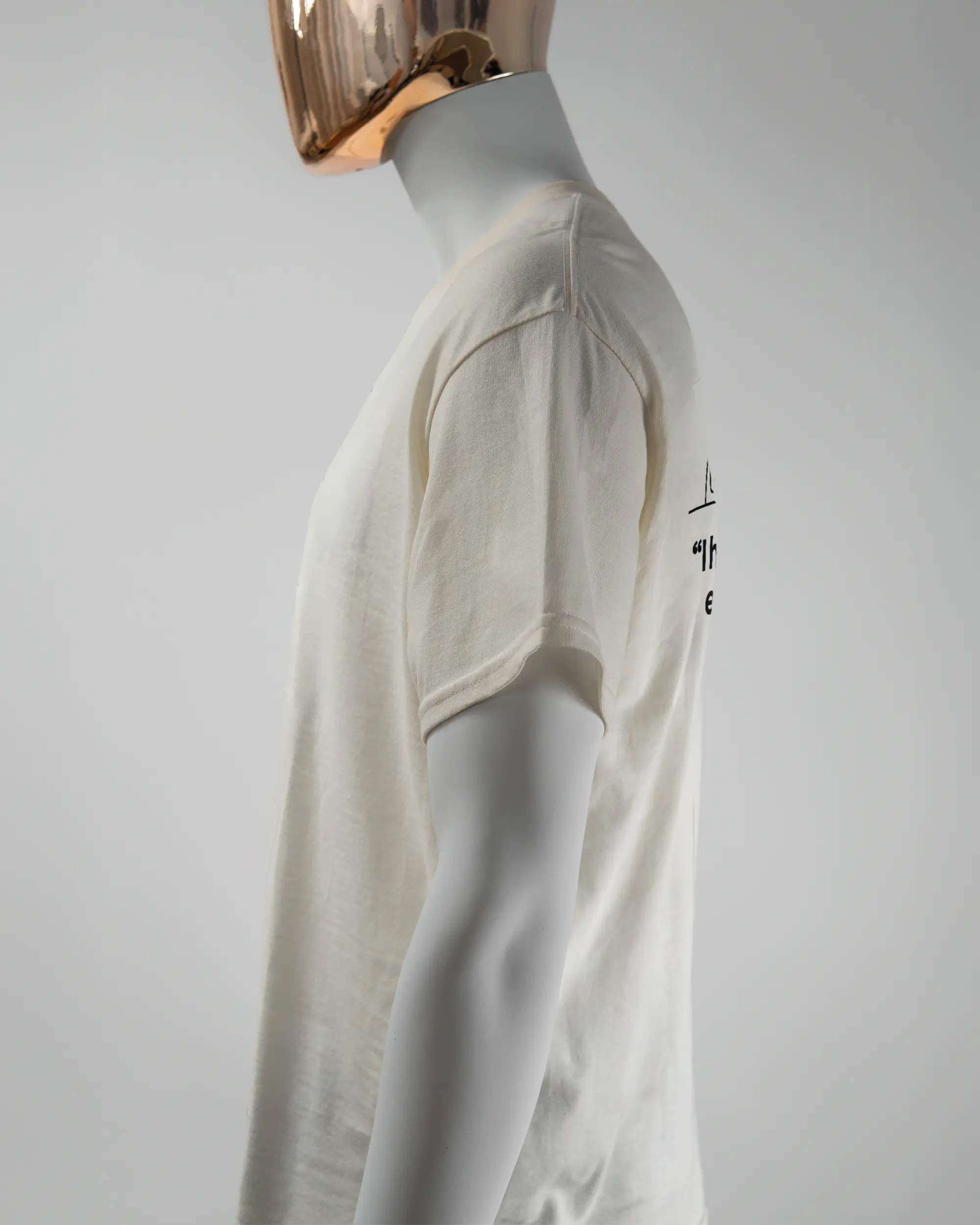 Seitenansicht des Basic Unisex T-Shirt Regular von Maondo mit dem Design Found me not well hinten in der Farbe White und in der Größe L getragen von einer maskulinen Puppe