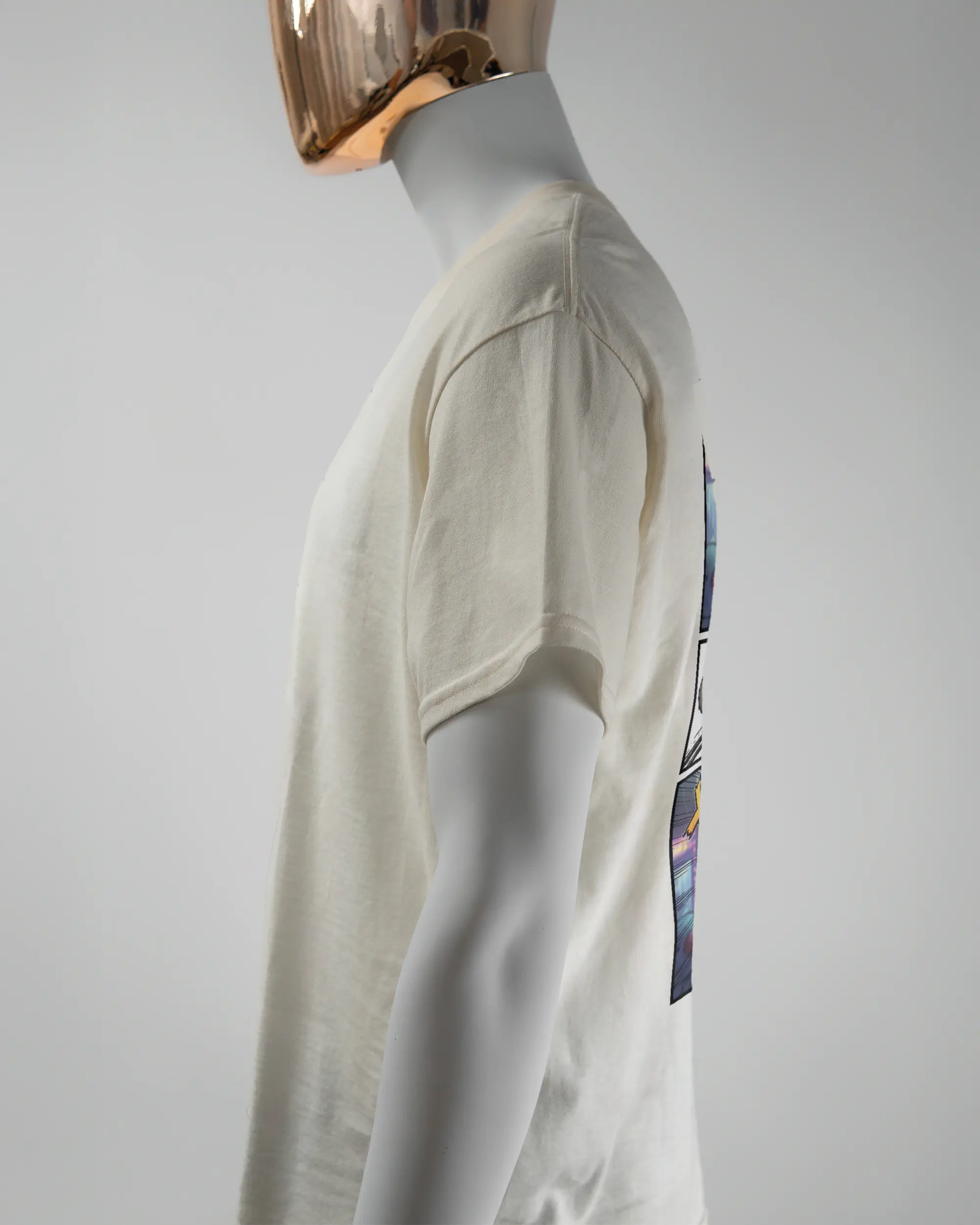 Seitenansicht des Basic Unisex T-Shirt Regular von Maondo mit dem Design Manga Stoff hinten in der Farbe White und in der Größe L getragen von einer maskulinen Puppe