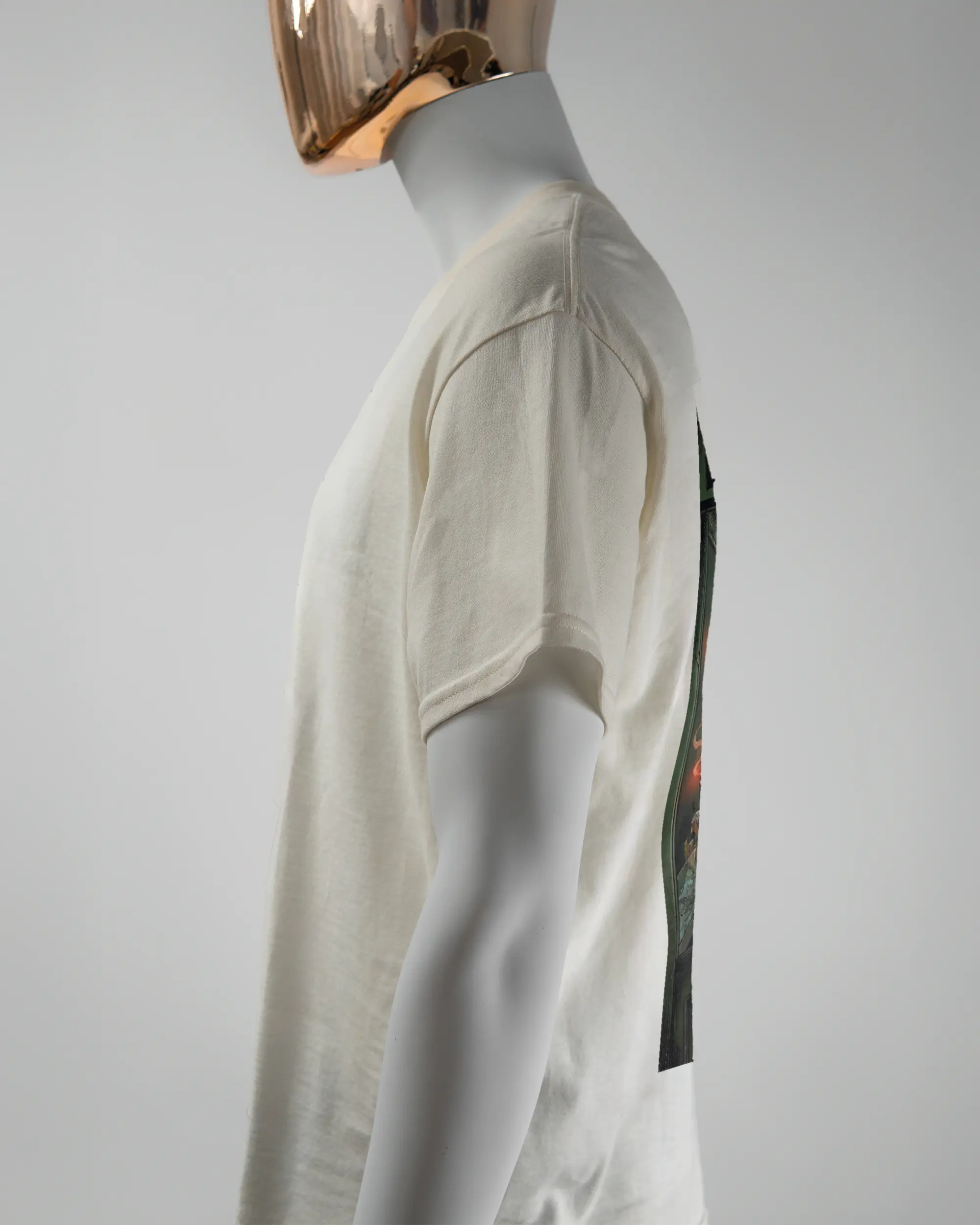 Seitenansicht des Basic Unisex T-Shirt Regular von Maondo mit dem Design Extrabreit hinten in der Farbe White und in der Größe L getragen von einer maskulinen Puppe