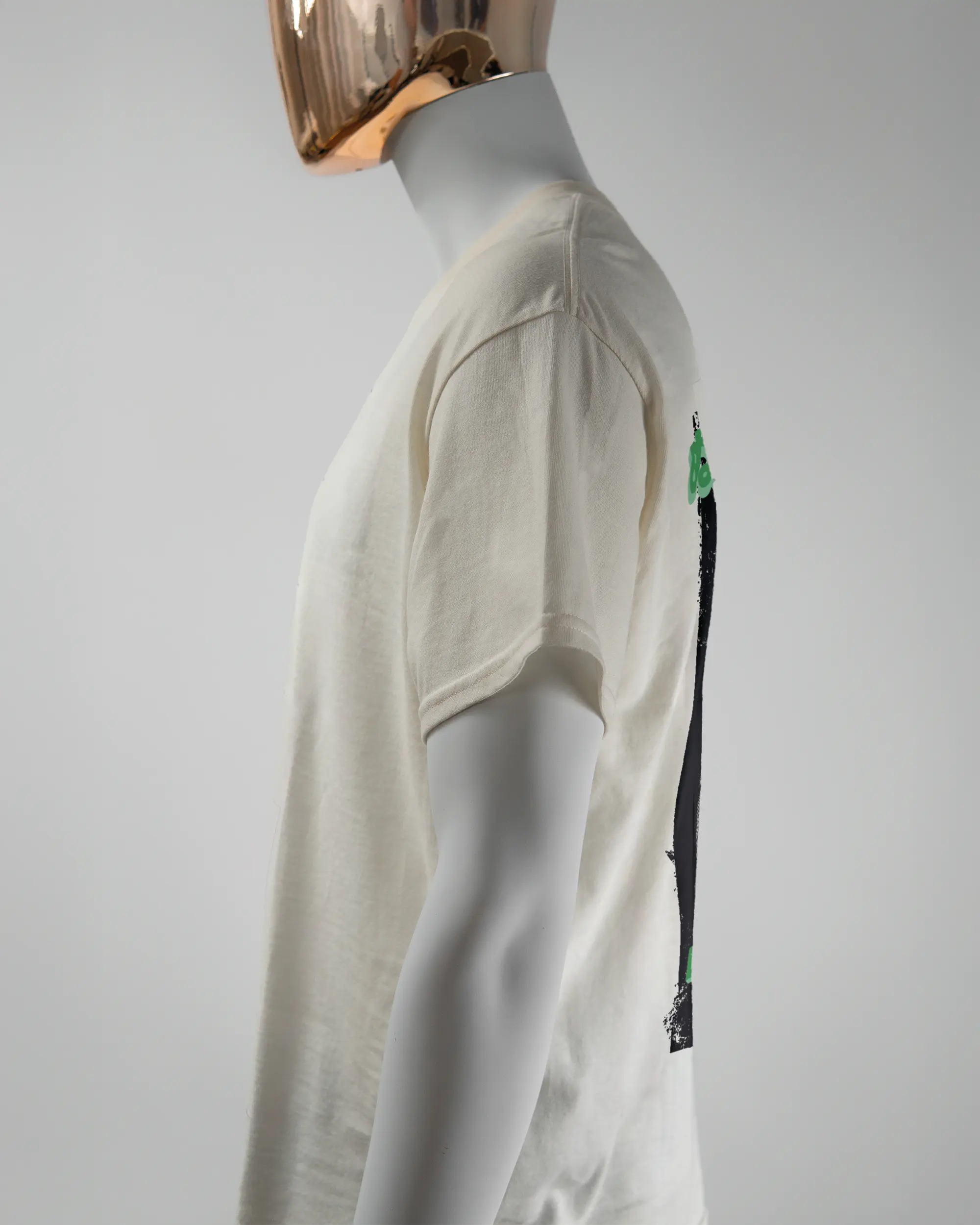 Seitenansicht des Basic Unisex T-Shirt Regular von Maondo mit dem Design Save 1 Stofftier hinten in der Farbe White und in der Größe L getragen von einer maskulinen Puppe