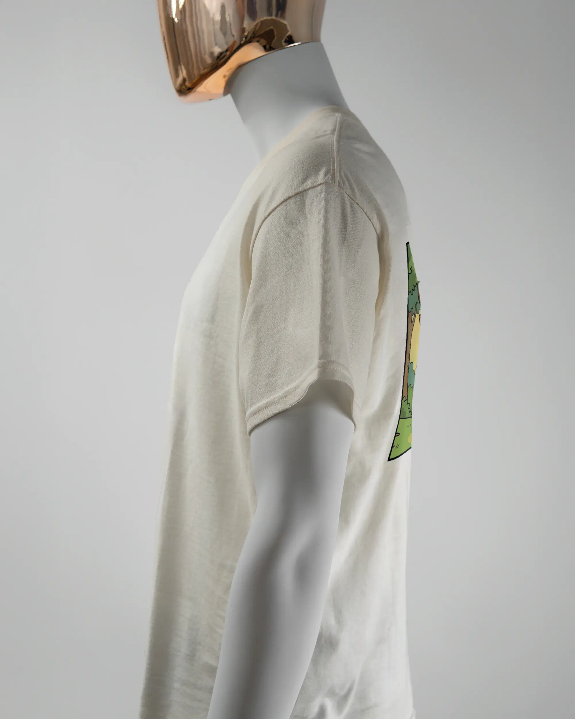 Seitenansicht des Basic Unisex T-Shirt Regular von Maondo mit dem Design Vollspannung hinten in der Farbe White und in der Größe L getragen von einer maskulinen Puppe