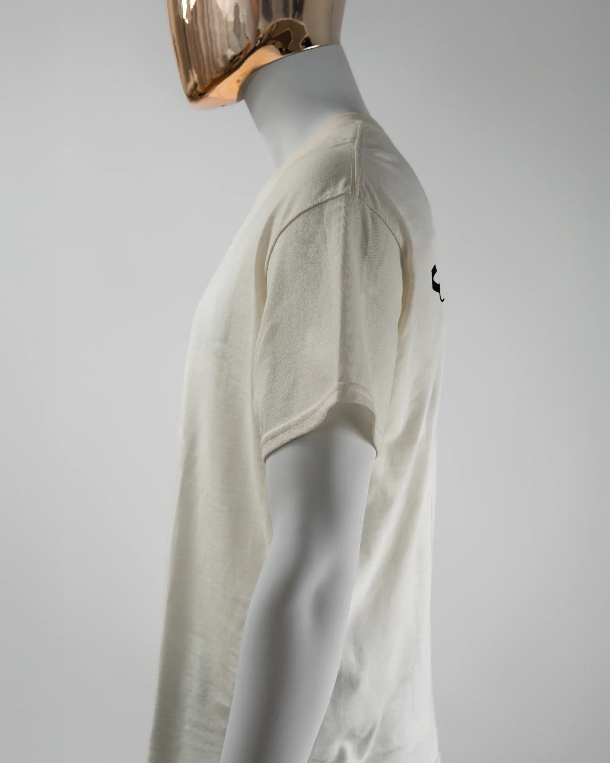 Seitenansicht des Basic Unisex T-Shirt Regular von Maondo mit dem Design Fantastisch hinten in der Farbe White und in der Größe L getragen von einer maskulinen Puppe