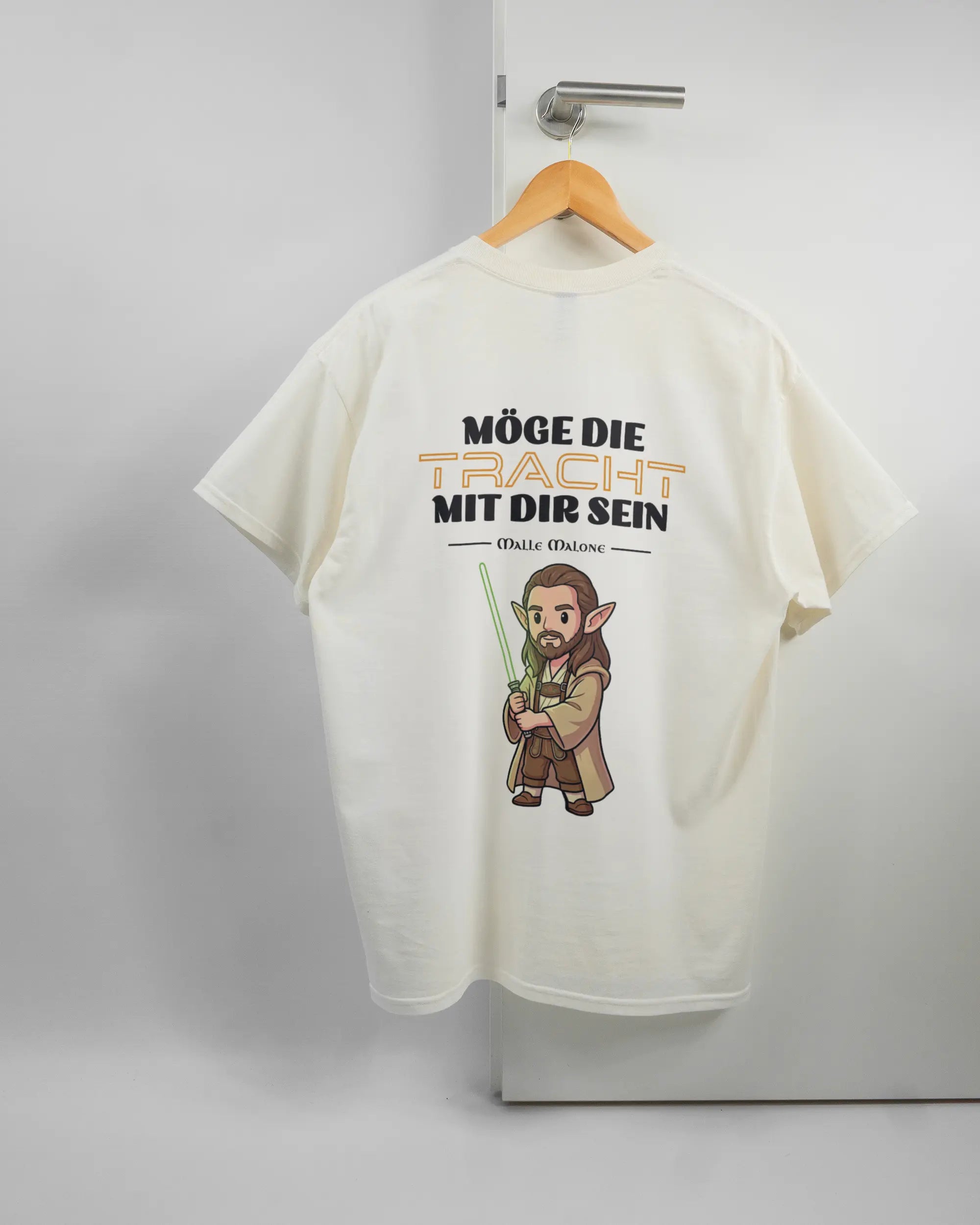 Rückseite des Basic Unisex T-Shirt Regular von Maondo mit dem Design Tracht mit dir in der Farbe White und in der Größe L auf einem Bügel an der Türklinke aufgehängt