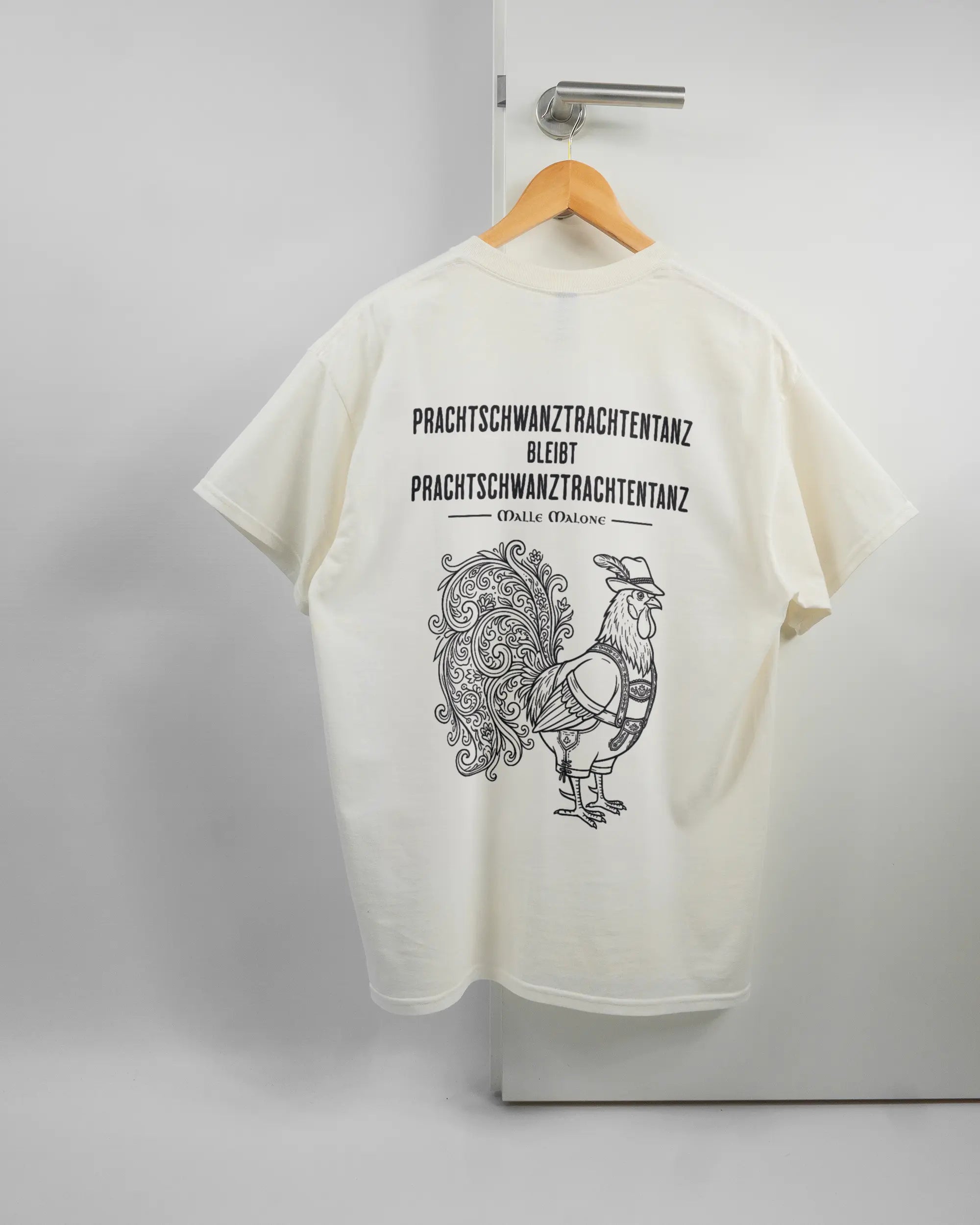 Rückseite des Basic Unisex T-Shirt Regular von Maondo mit dem Design Trachtentanz in der Farbe White und in der Größe L auf einem Bügel an der Türklinke aufgehängt