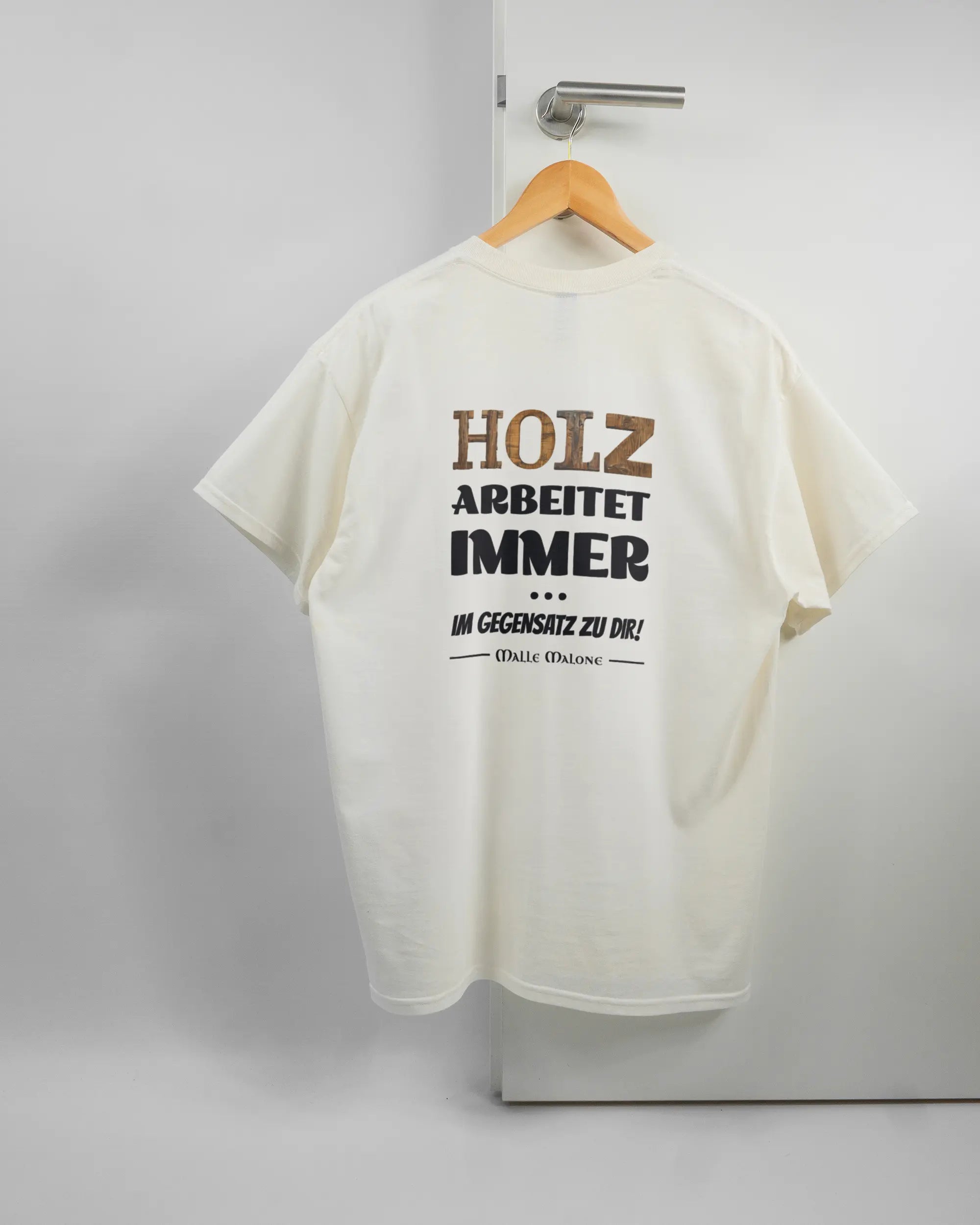 Rückseite des Basic Unisex T-Shirt Regular von Maondo mit dem Design Holzarbeit in der Farbe White und in der Größe L auf einem Bügel an der Türklinke aufgehängt