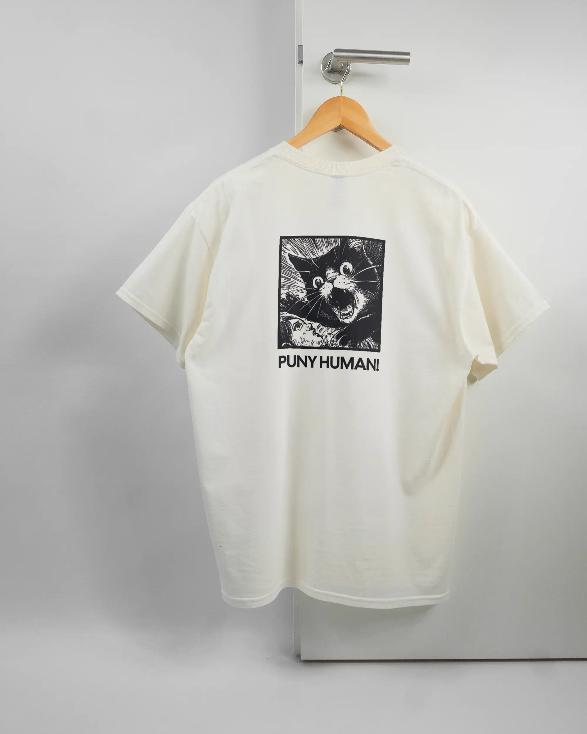 Rückseite des Basic Unisex T-Shirt Regular von Maondo mit dem Design Puny Human in der Farbe White und in der Größe L auf einem Bügel an der Türklinke aufgehängt