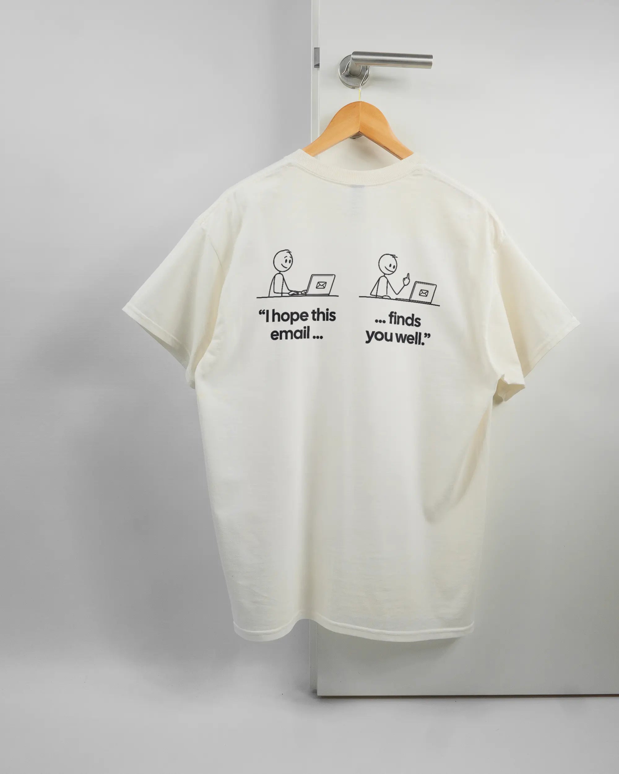 Rückseite des Basic Unisex T-Shirt Regular von Maondo mit dem Design Found me not well in der Farbe White und in der Größe L auf einem Bügel an der Türklinke aufgehängt